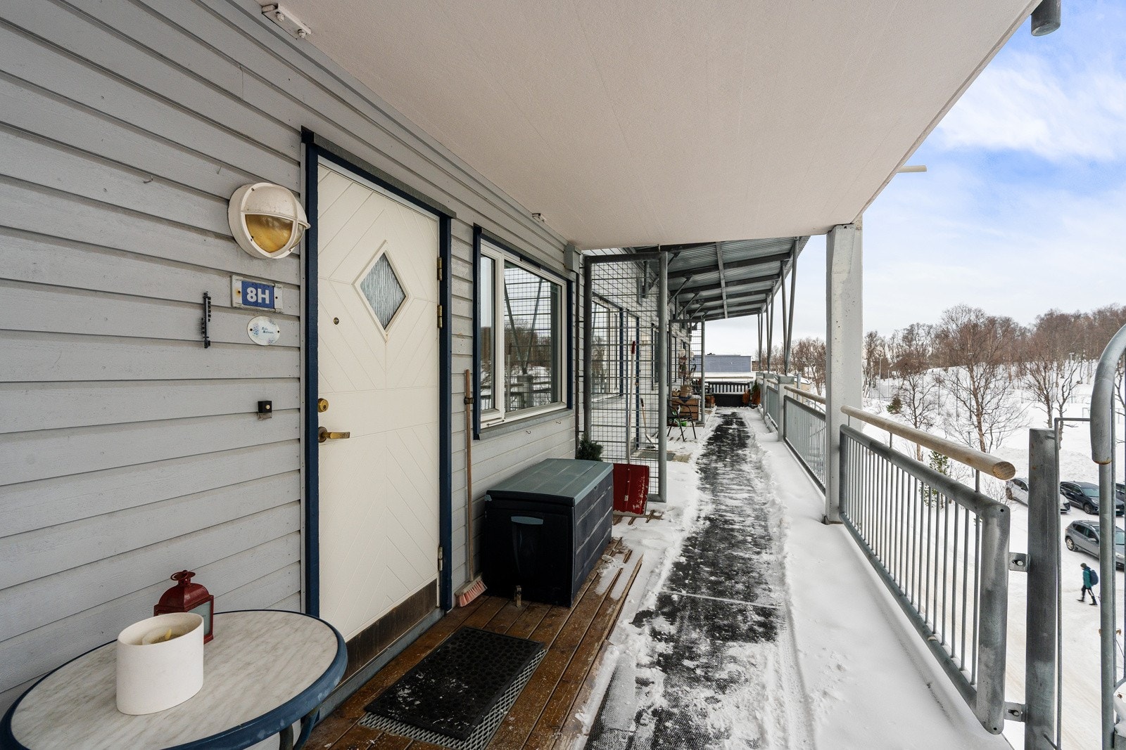 Hyggelig inngangsparti med plass for enkel utemøblering og beplantning. Her har du også fin morgen- og formiddagssol. Galleribilde