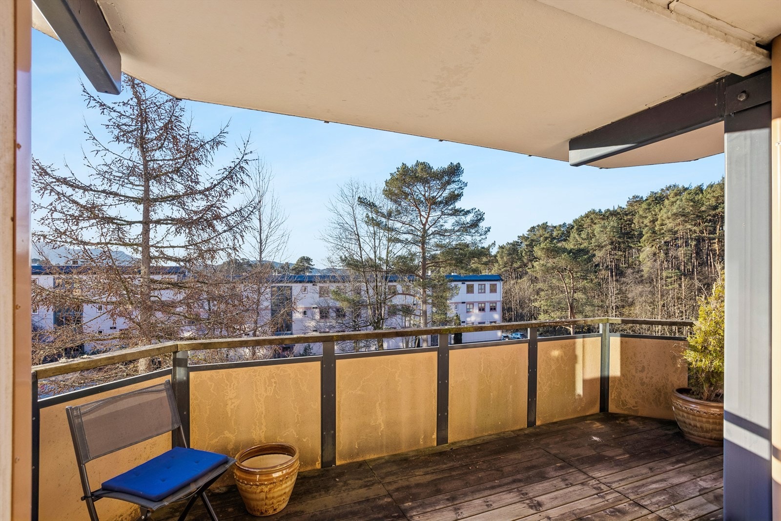 Den overbygde altanen på nesten 11 m² er et solrikt og privat uterom. Galleribilde