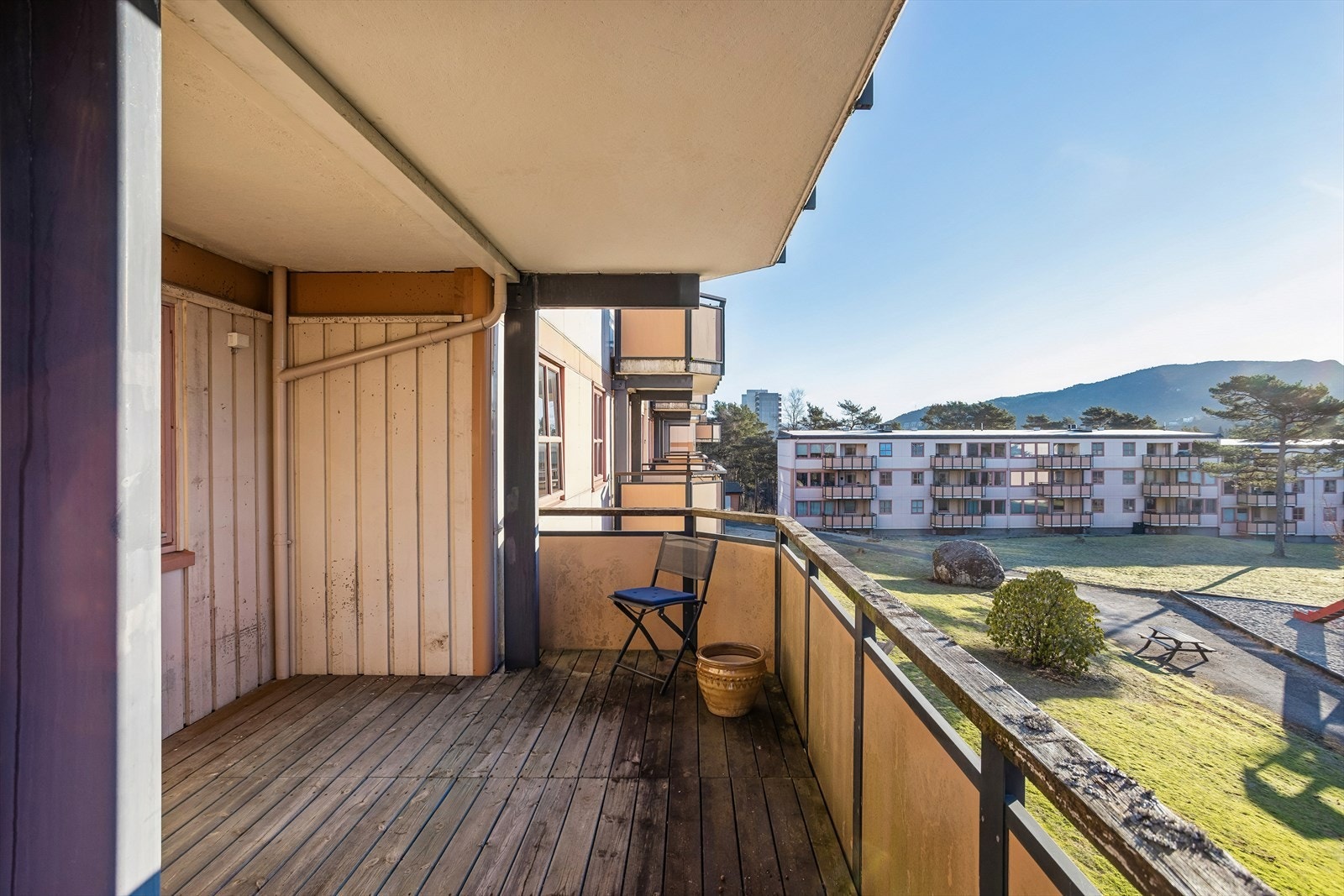 Altanen har dekke av terrassebord og rekkverk av metallplater. Galleribilde