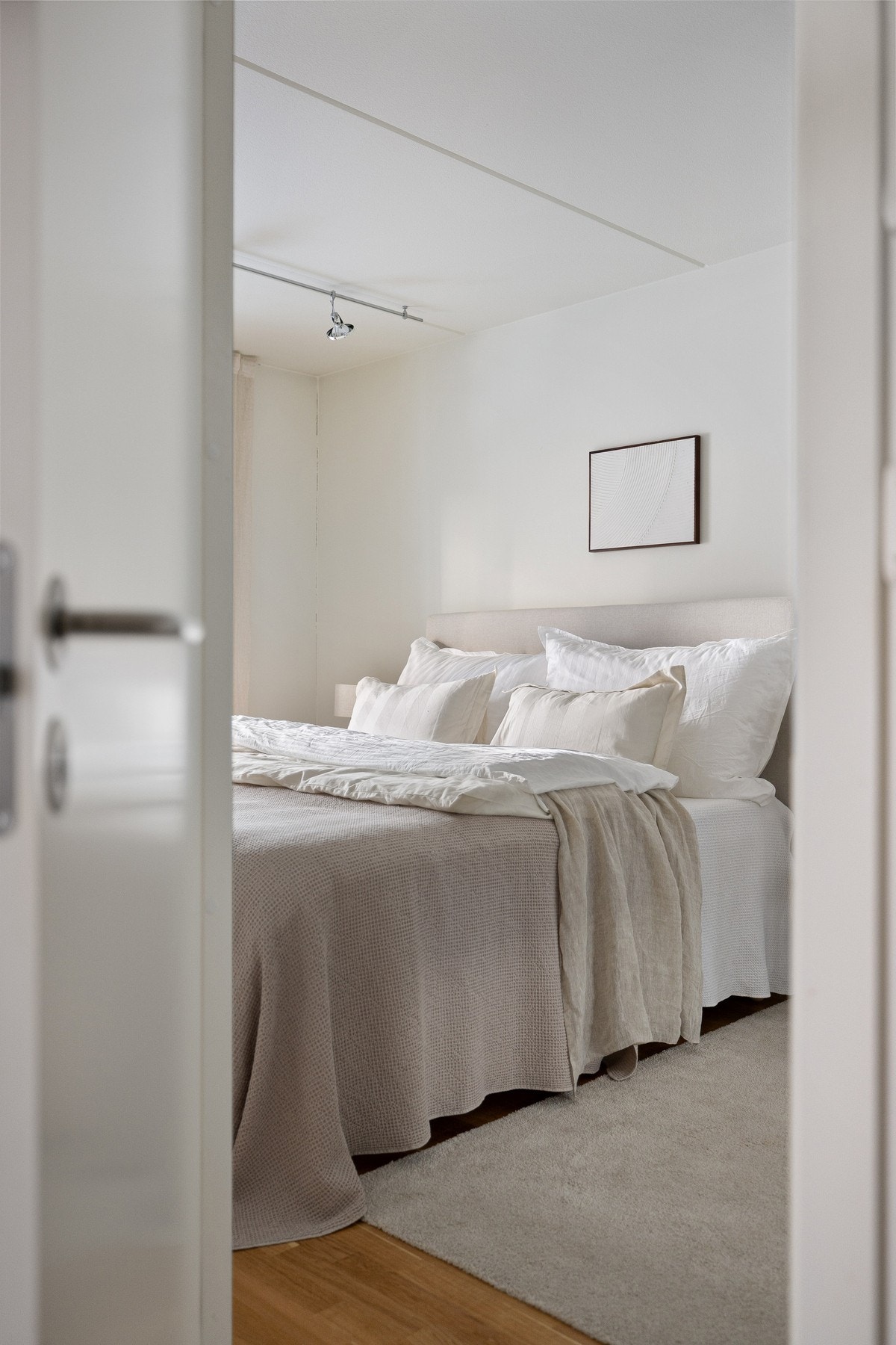 Leiligheten har 2 gode soverom som begge ligger ut mot atriumet. Galleribilde