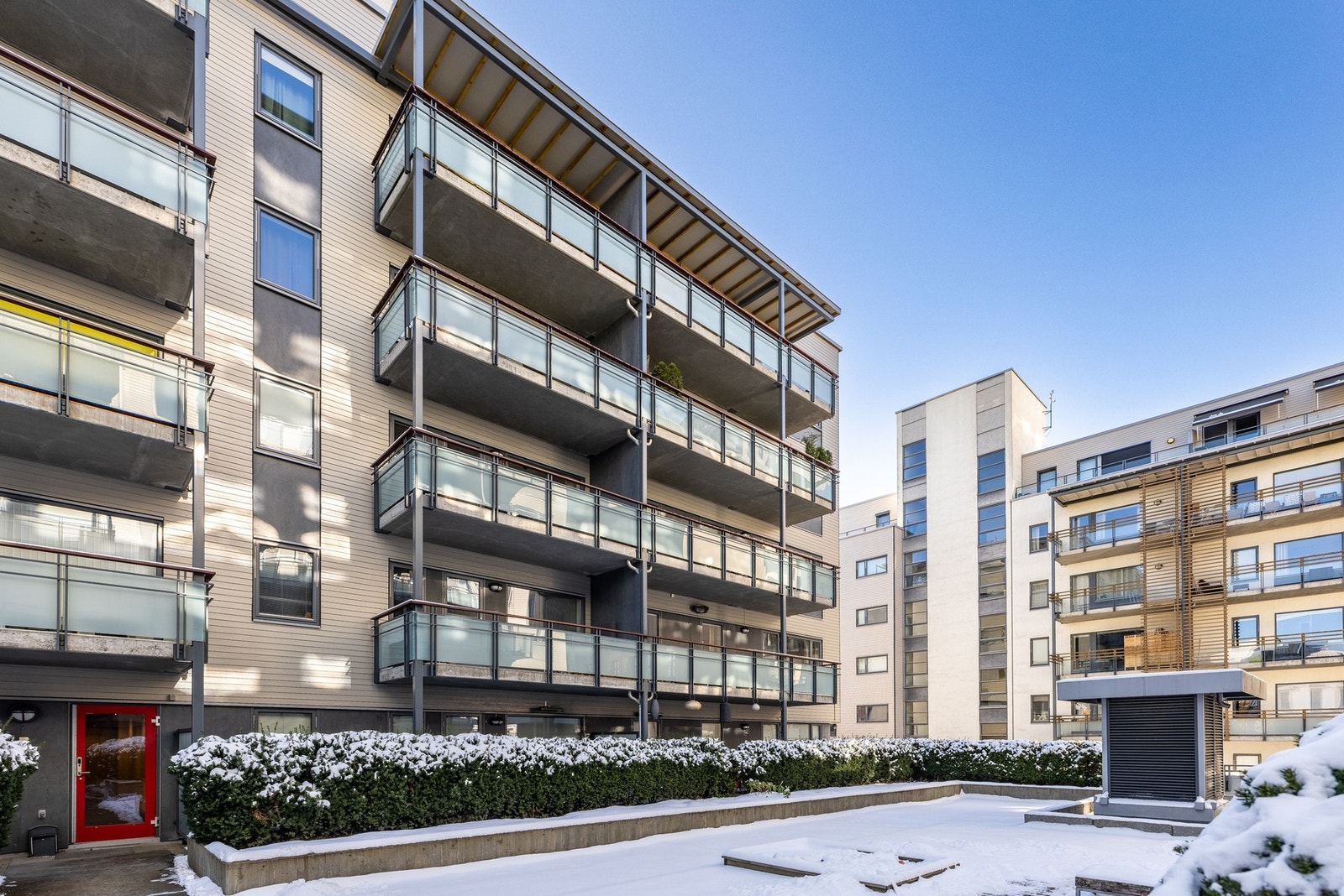 Leiligheten ligger fint til i 3. etasje i dette moderne bygget m/heisadkomst og medfølgende garasjeplass. Galleribilde