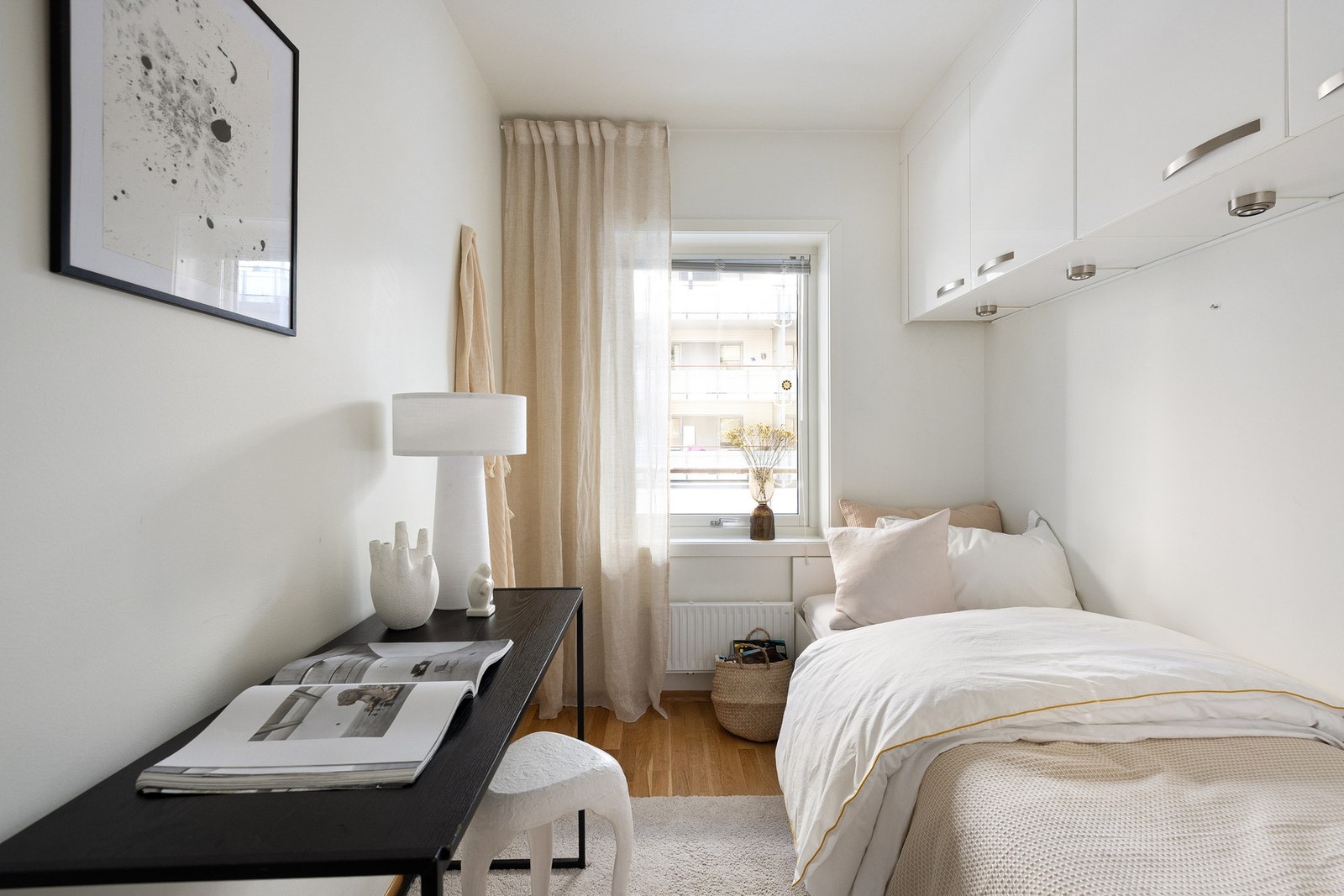 Her har du plass til seng og skrivebord. Det er garderobeskap og vegghengte skap. Galleribilde