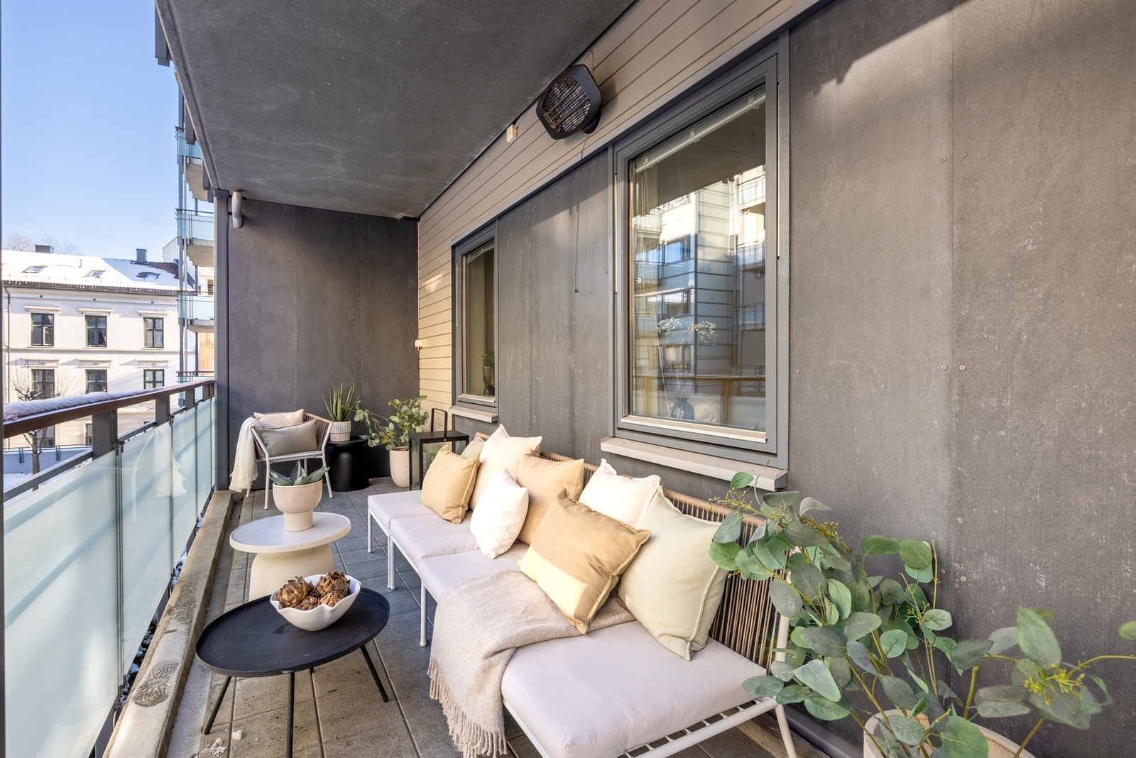 En delikat hjørneleilighet i 3. etasje med heisadkomst, 14 kvm balkong og garasjeplass. Galleribilde