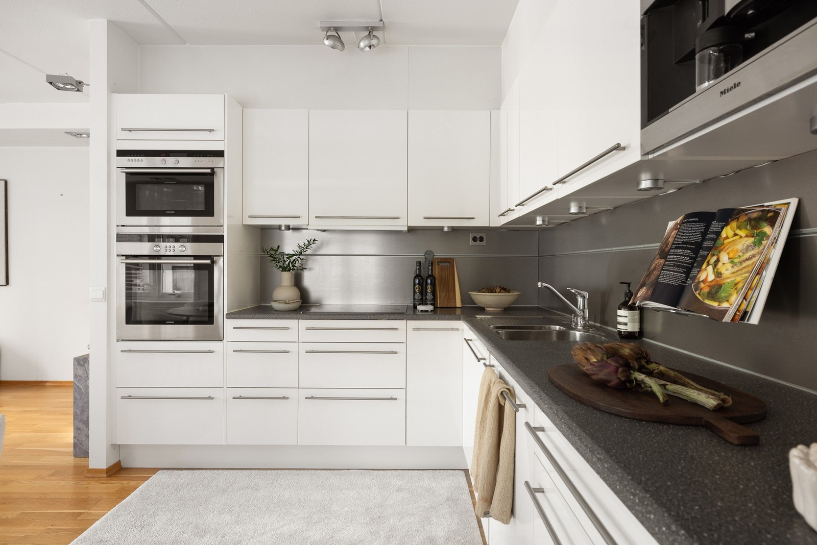 På kjøkkenet har du mye skap- og benkeplass. Galleribilde