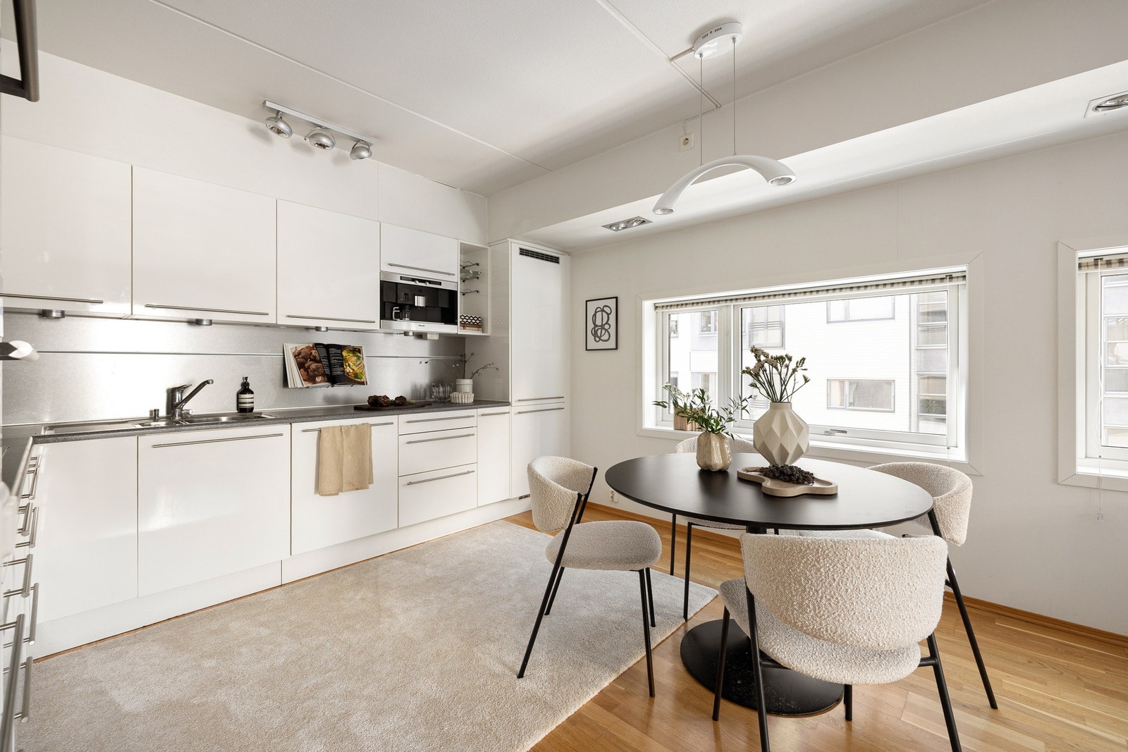 I forkant av innredningen har du plass til et stort spisebord. Galleribilde