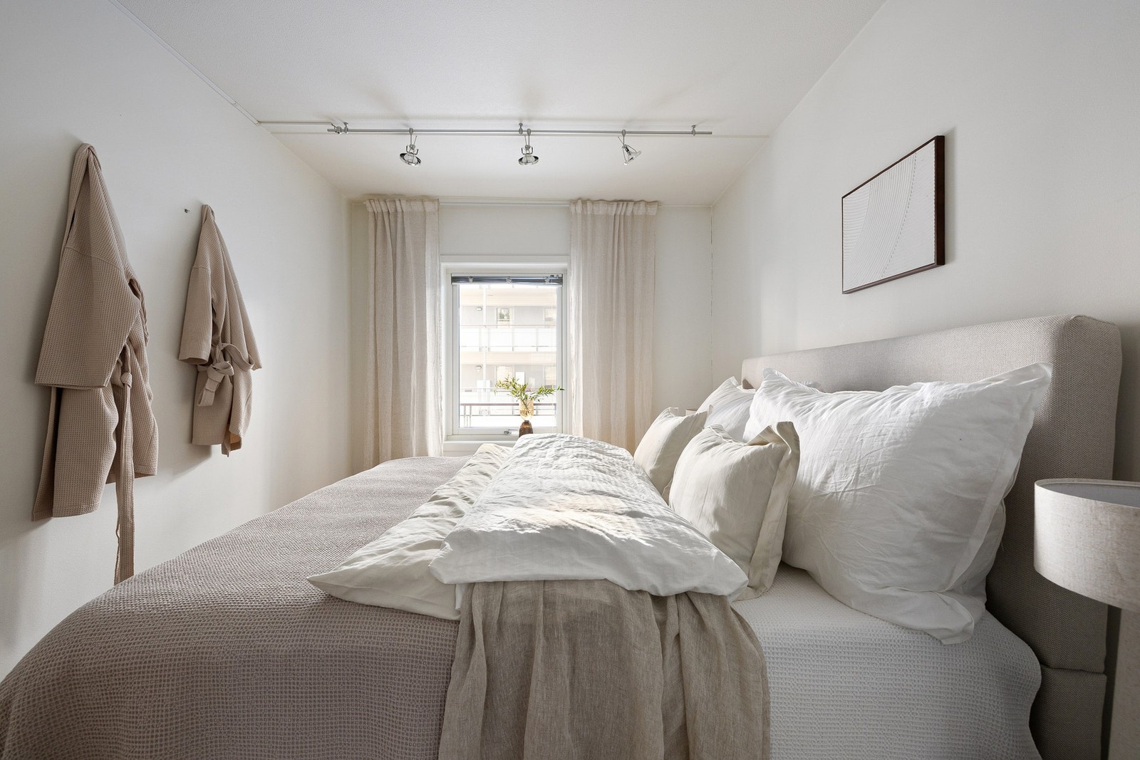 Her har du plass til en stor dobbeltseng med tilhørende nattbord på hver side. Galleribilde