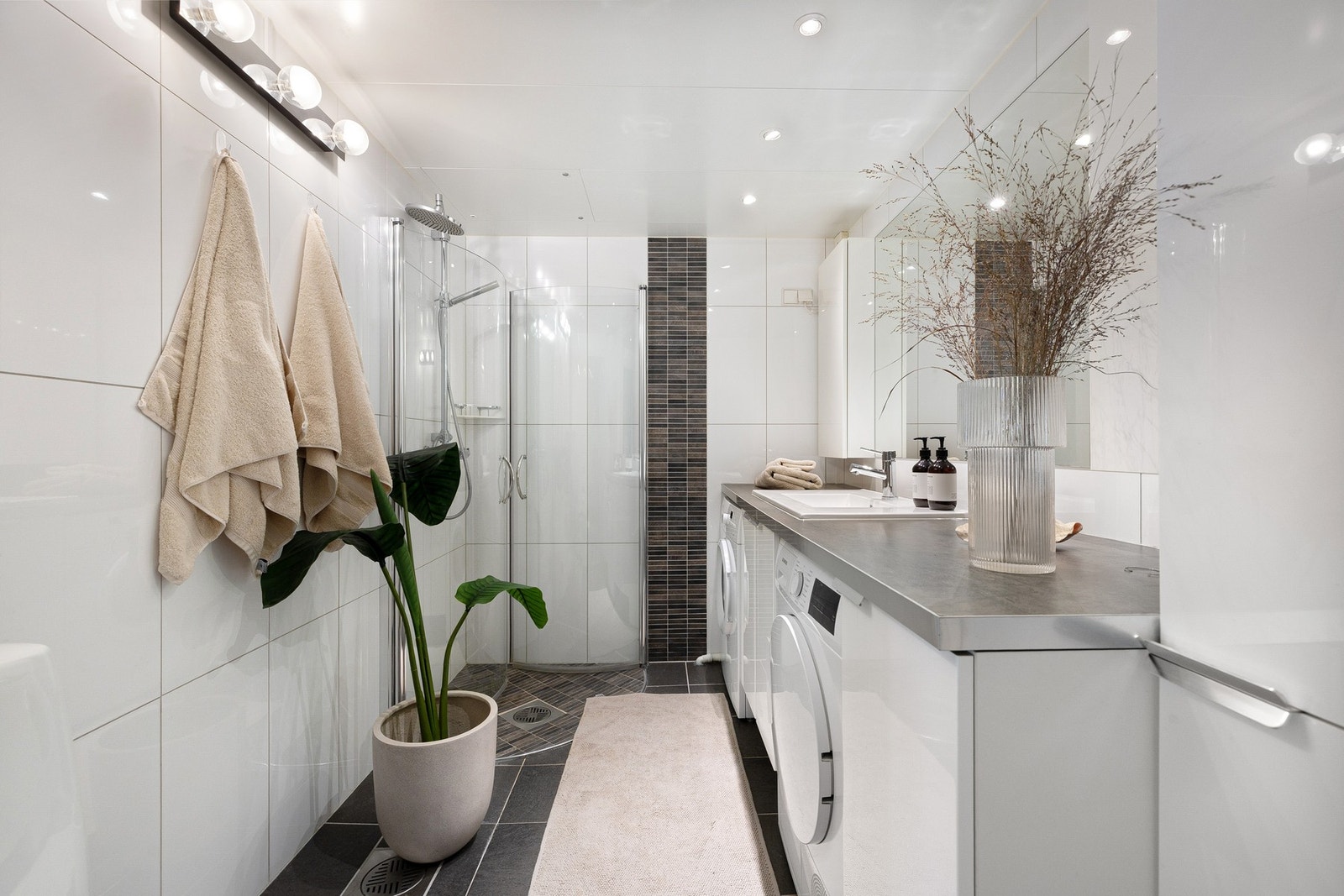 Pent bad med flislagte overflater, downlights og gulvvarme. Galleribilde