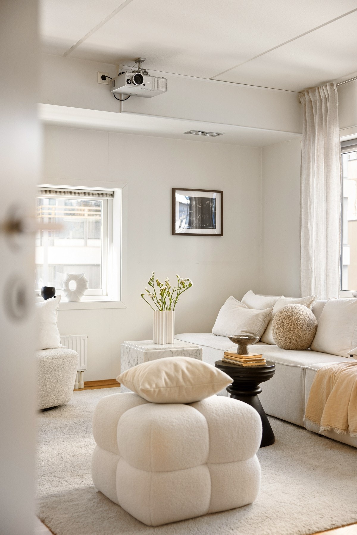 Leiligheten har parkettgulv og glatte malte flater. Galleribilde