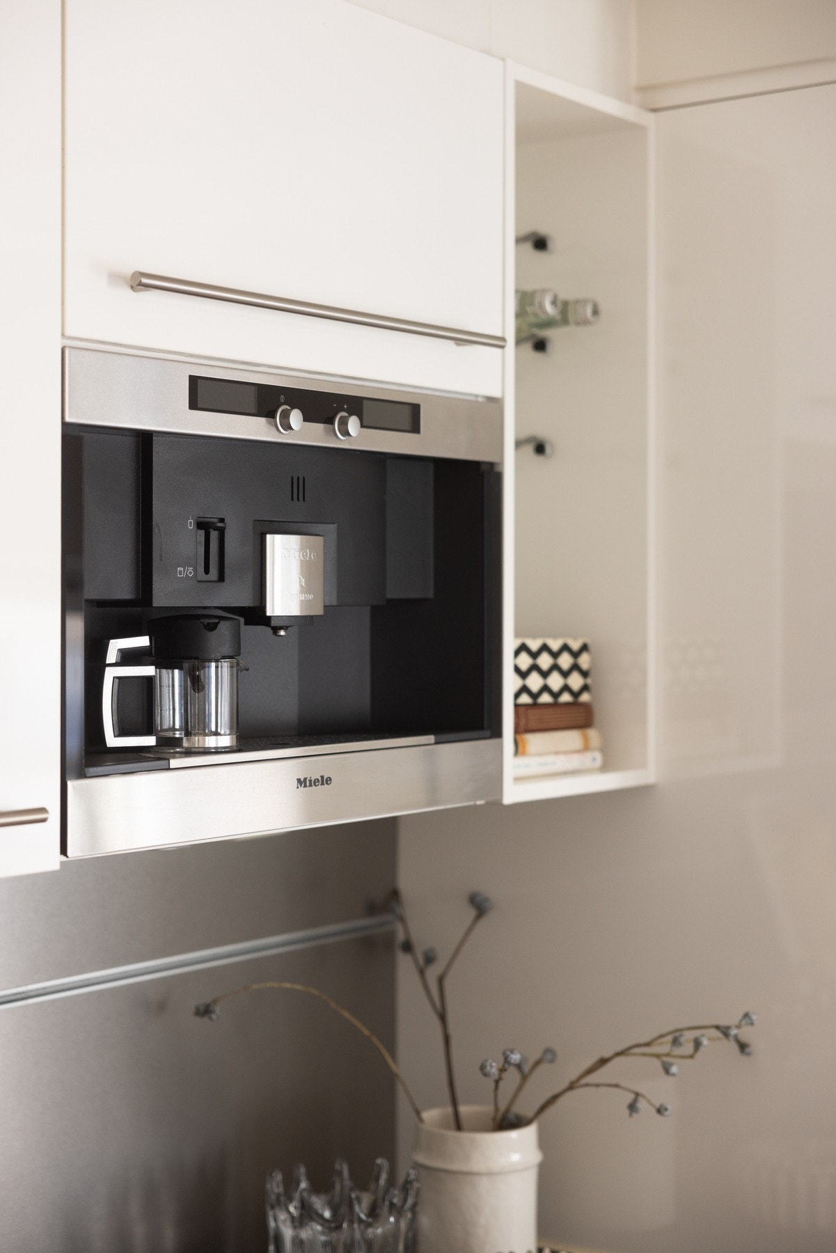 Integrerte hvitevarer med bl.a. kaffemaskin og mikrobølgeovn. Galleribilde