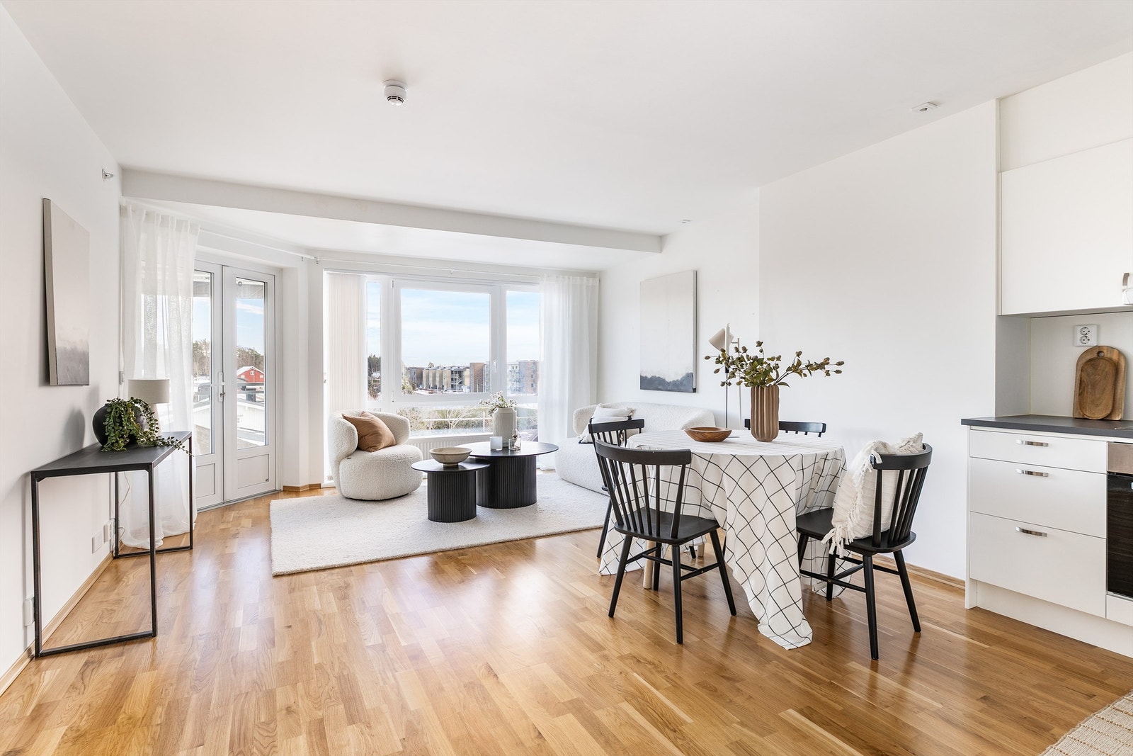 Leiligheten er tilknyttet sentralvarme-anlegg og varmes opp med hjelp av radiatorer. Strømforbruket kan dermed holdes lavt. Galleribilde