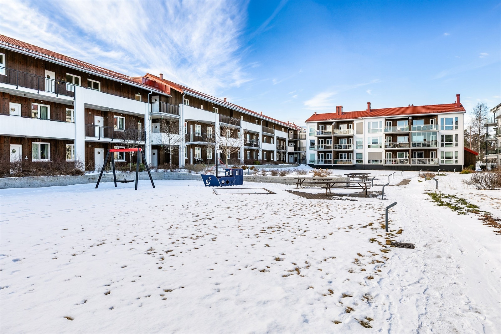 I det store atriumet finnes både sittegrupper og lekeapparater som kan benyttes av beboerne. Galleribilde