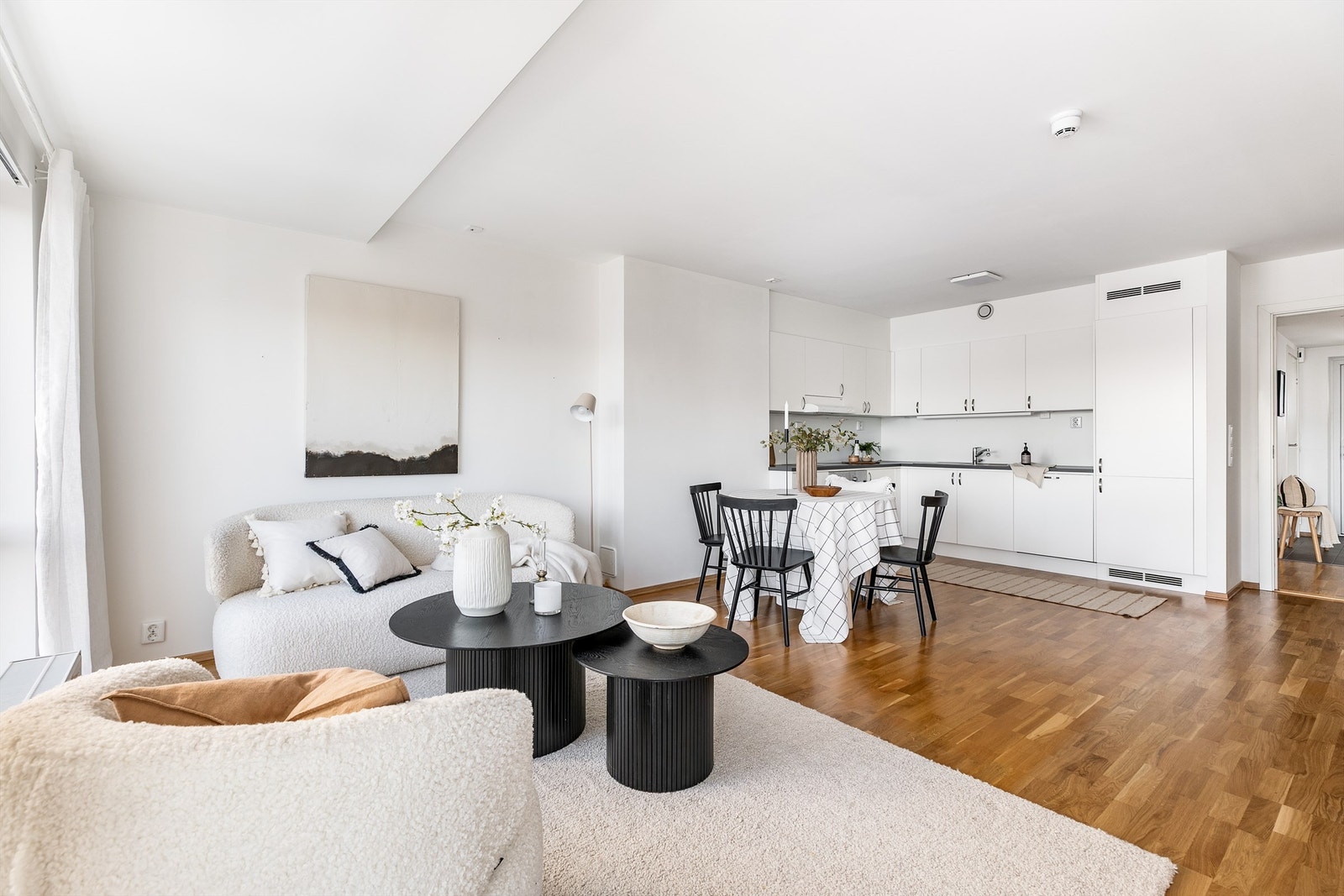 Leilighetens 76 kvm. er meget godt utnyttet med 3 soverom og 2 bad i tillegg til stue og kjøkken i åpen løsning.
Fotograf; Børge Oppegård. Galleribilde