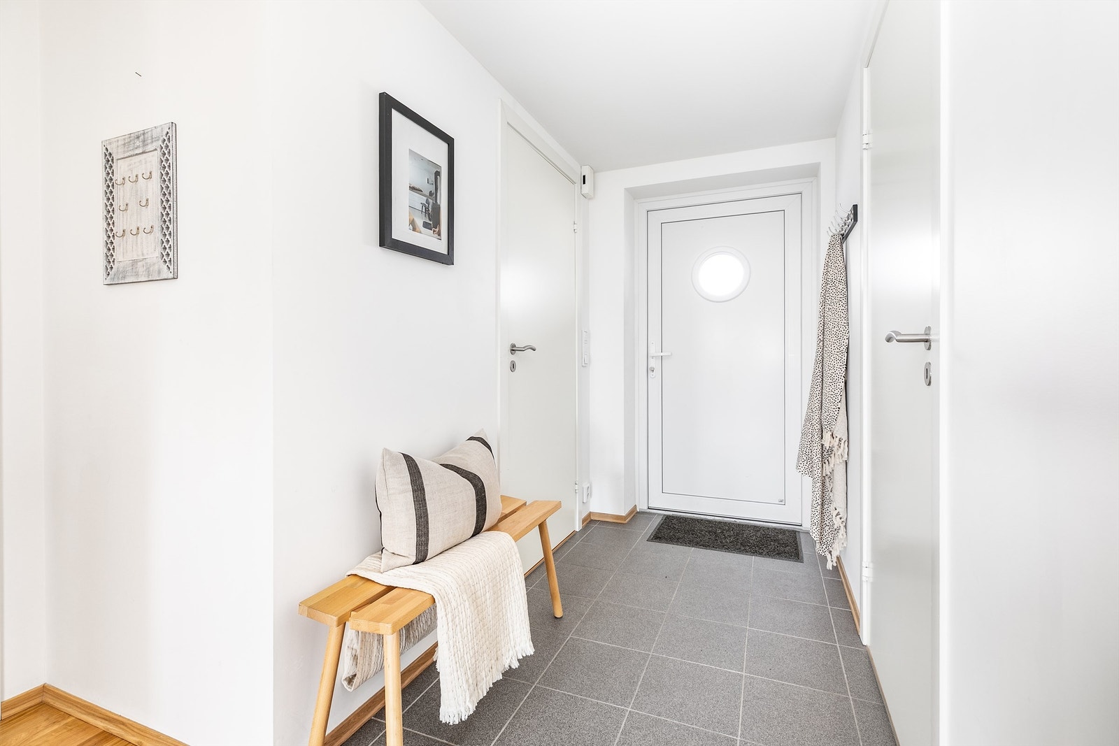 Entreens gulv har en robust overflate av fliser som godt tåler eksponering av elementene utenfra. Galleribilde