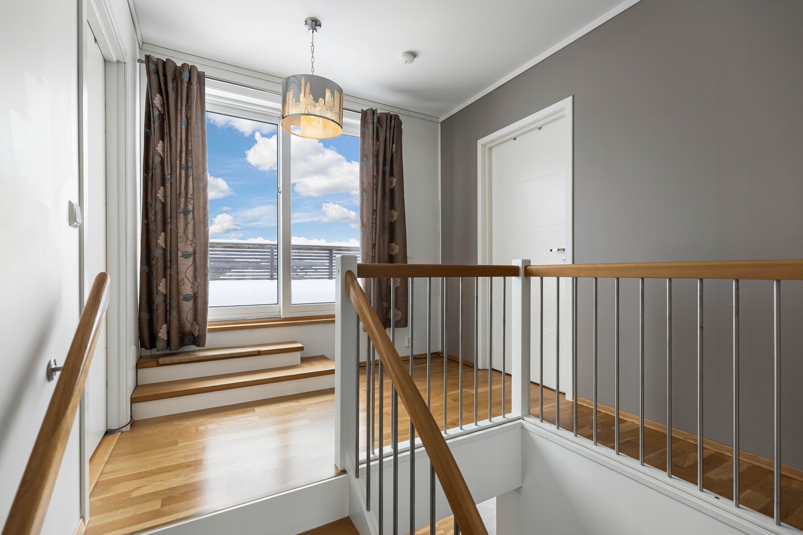 Rett fra trappen har du tilgang til terrassen Galleribilde