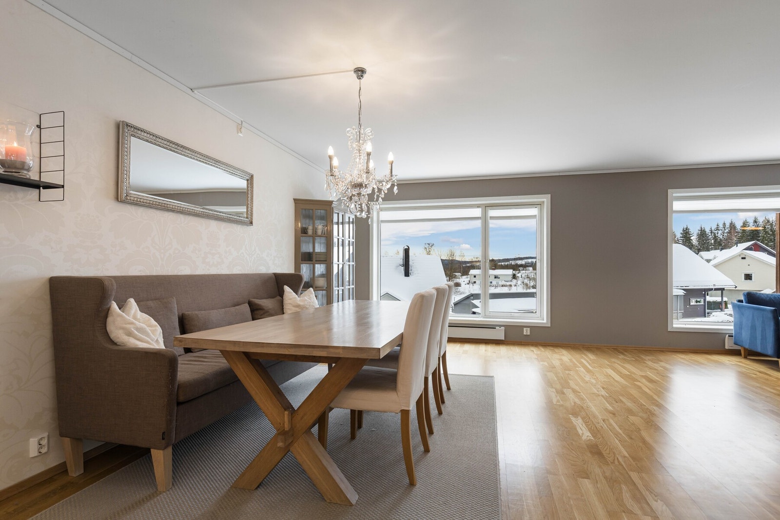 Innbydende spisestue med flott utsyn og gode lysforhold Galleribilde