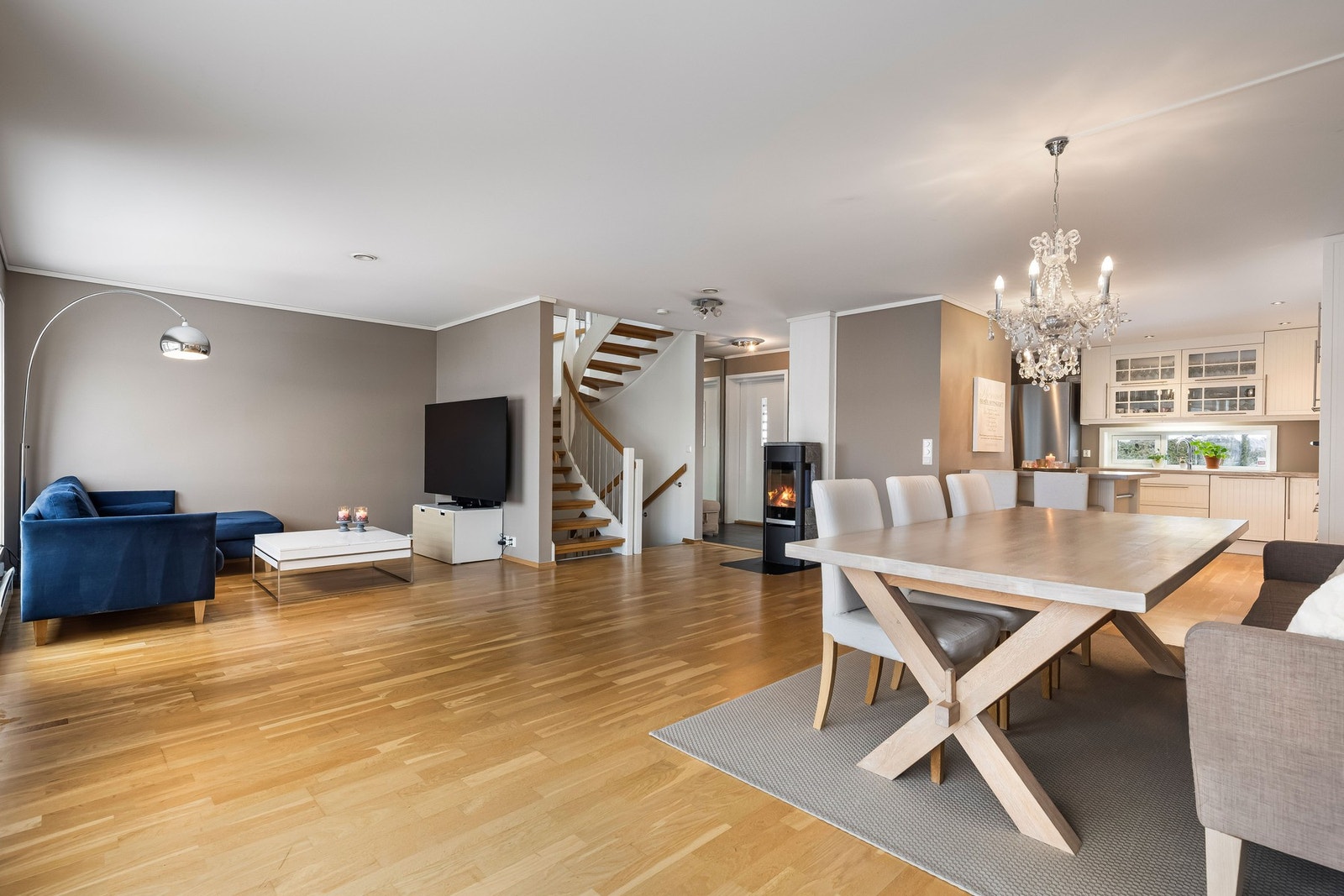 Stort gulvareal i hele første etasjen, med en god møbleringsløsning Galleribilde