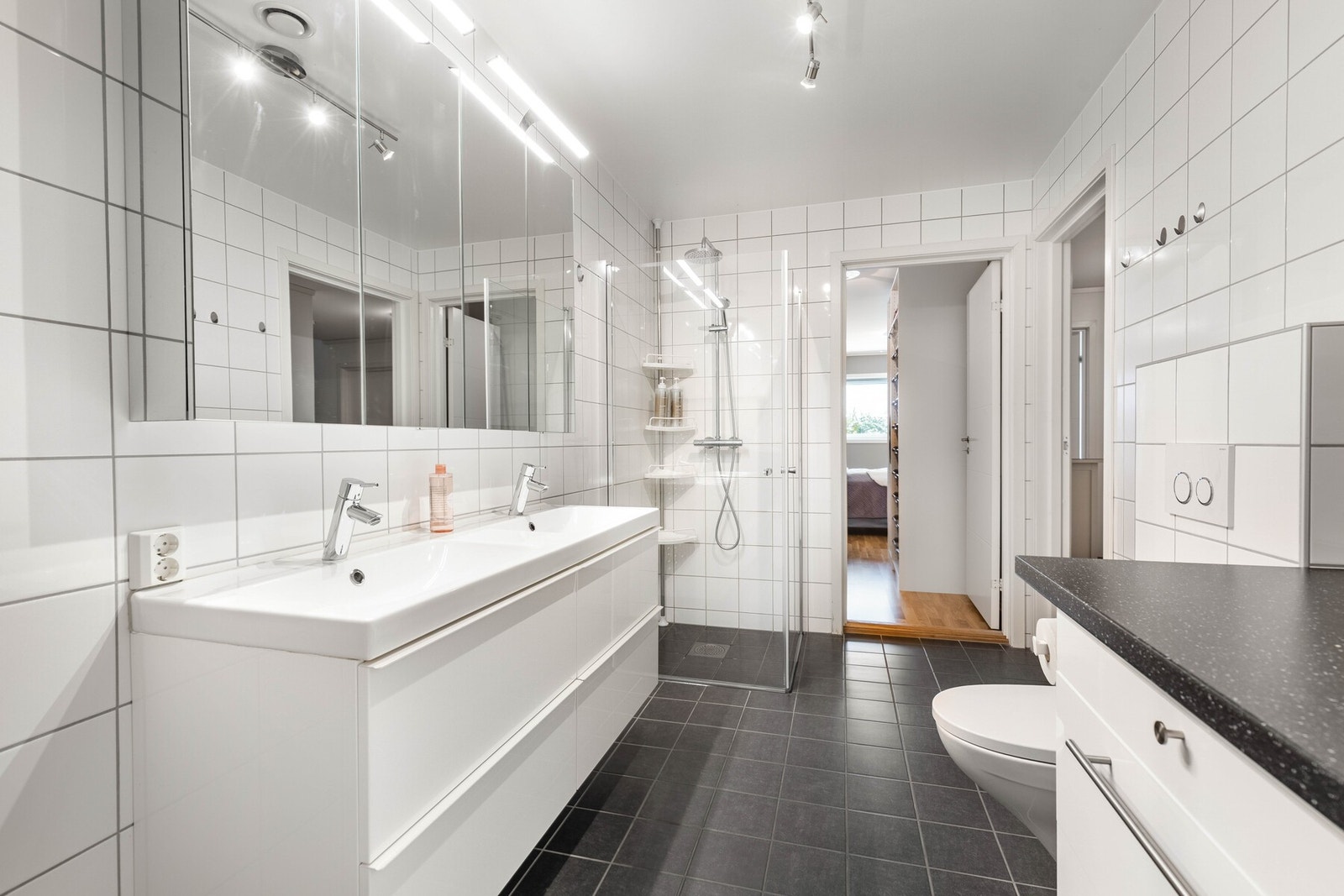 Lyst og flislagt bad med direkte tilgang til soverom Galleribilde