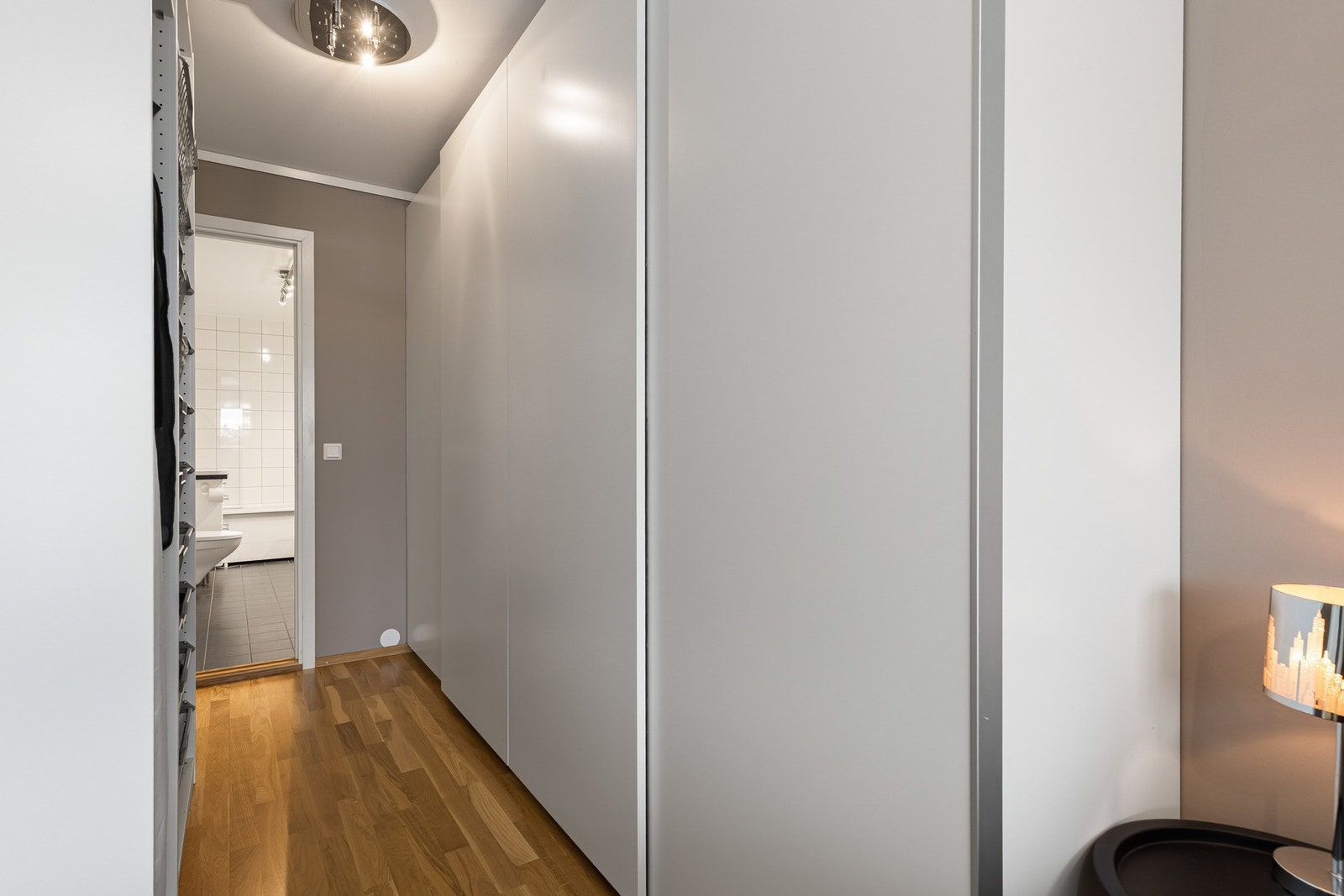 Gode muligheter til å få plass til både sommer og vintertøy i store skap Galleribilde