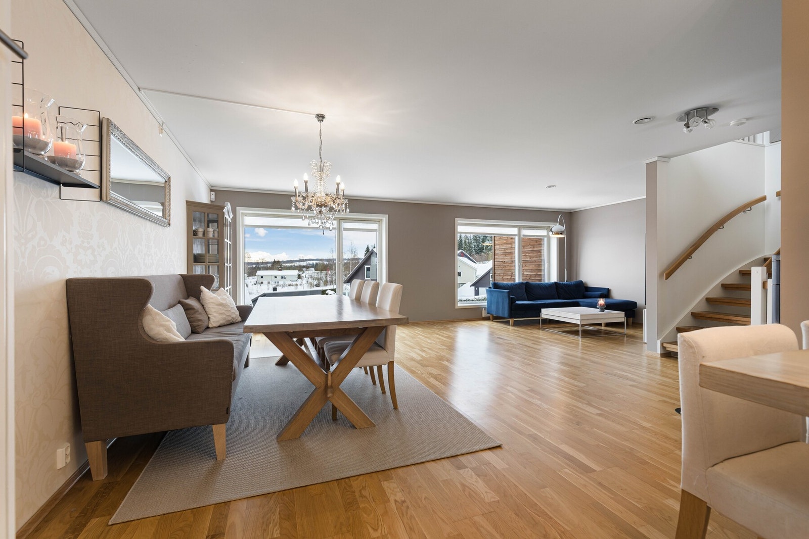 Lysstøpt rom med god flyt mellom spisestue og sofakrok Galleribilde