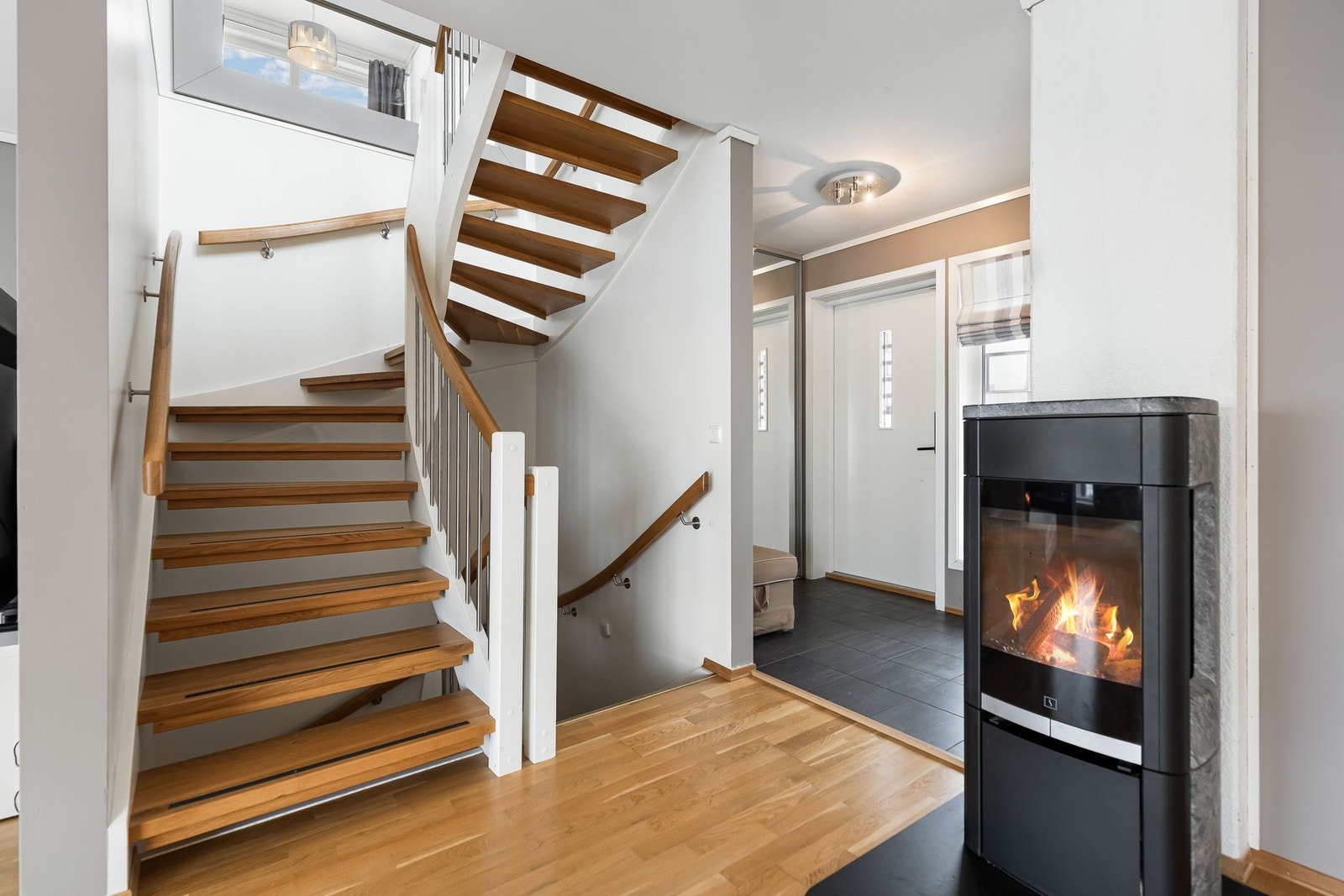 Fin overgang fra inngangsparti og over til resten av boligen Galleribilde