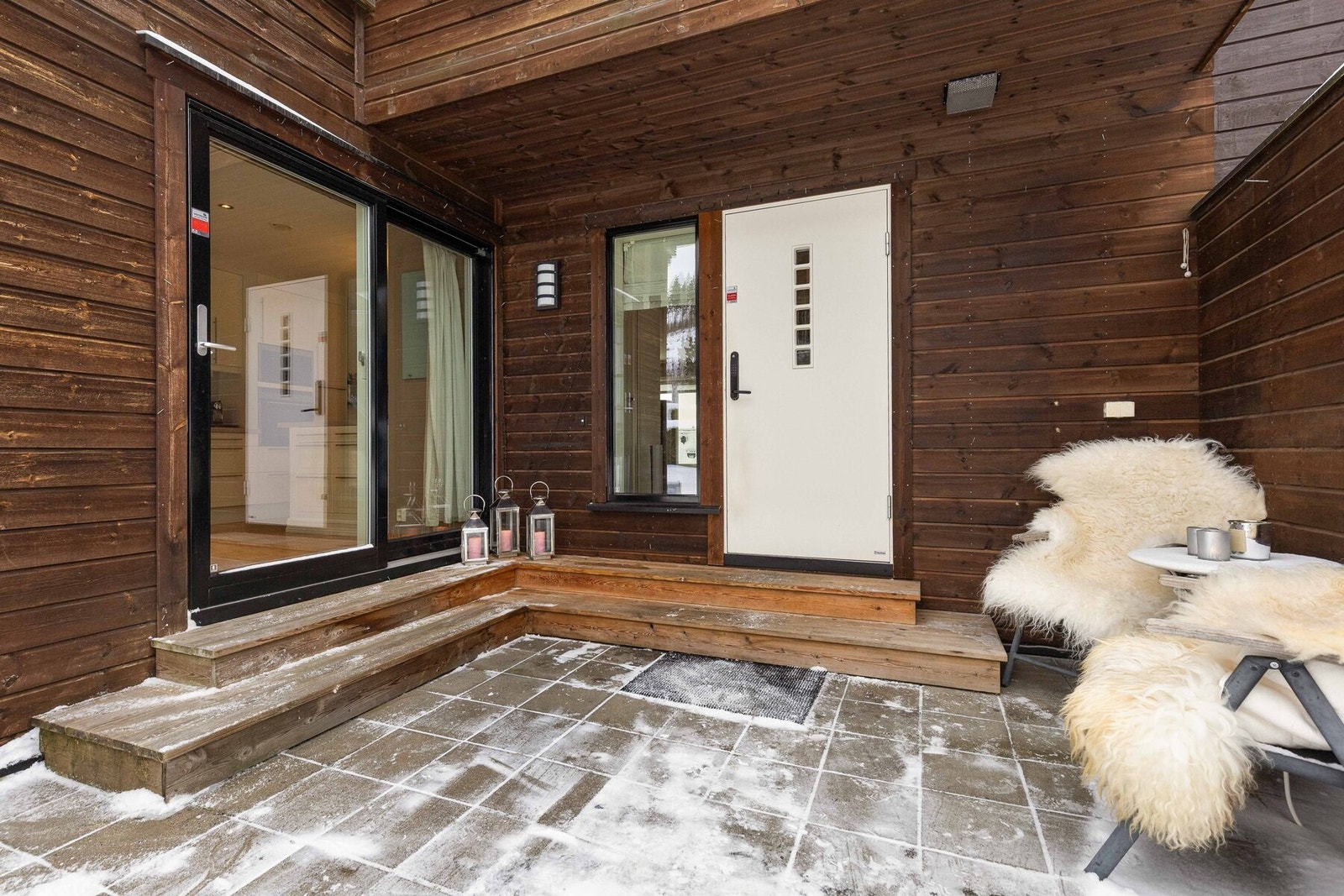 Innbydende inngangsparti med en kodeløsning på døren Galleribilde