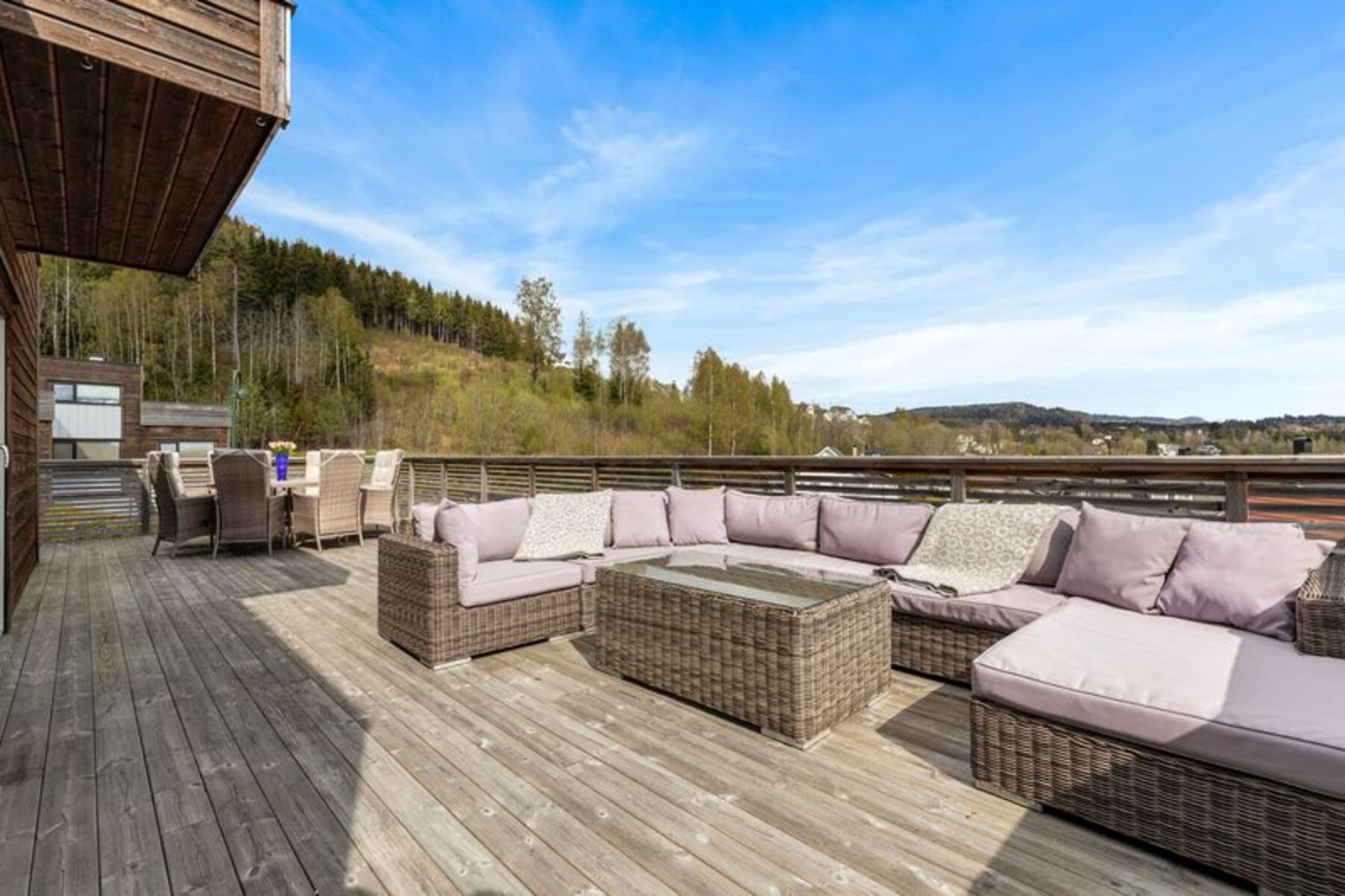 Stor platting med gode muligheter for sofagrupper, grill og store selskap Galleribilde