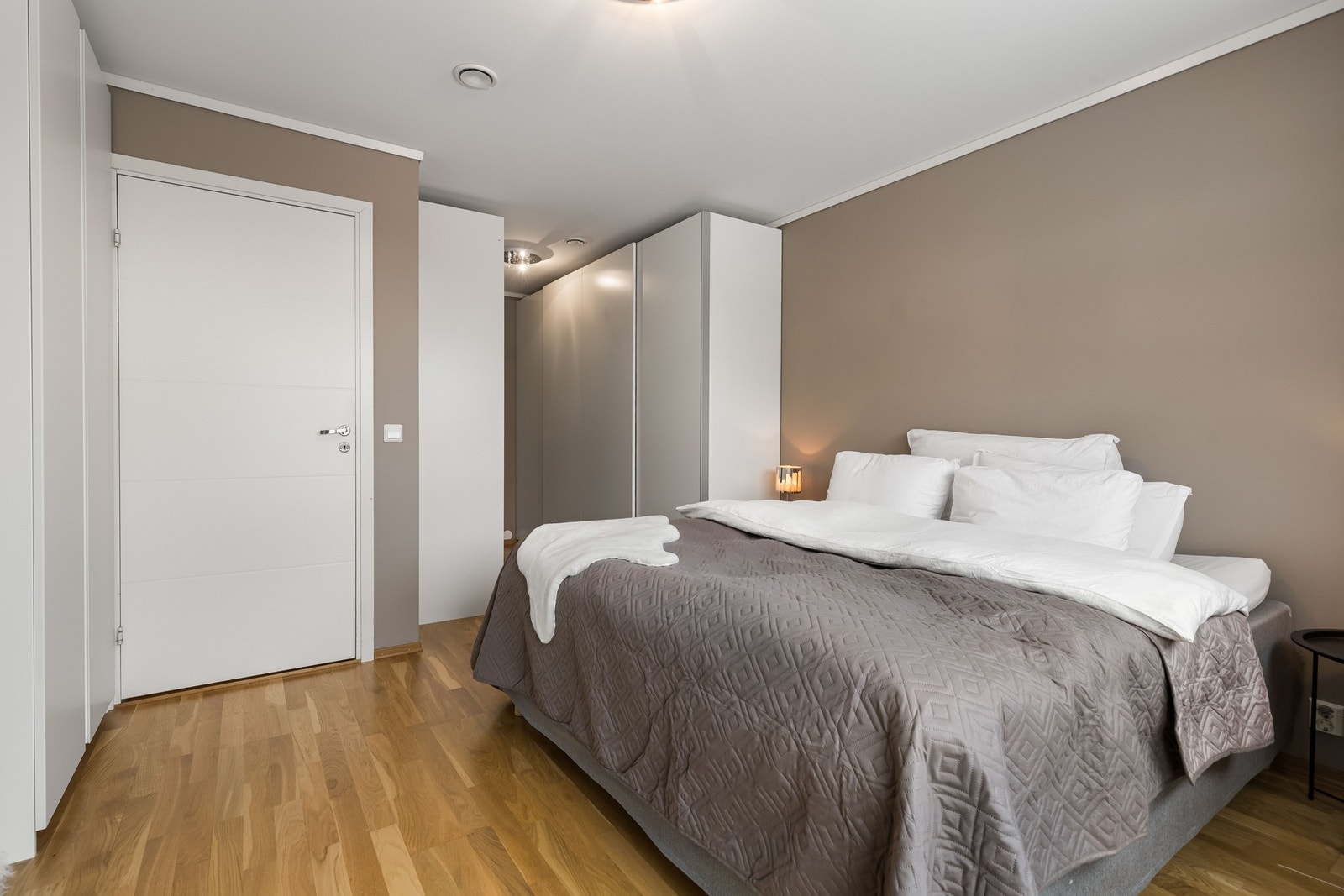 Romslig hovedsoverom med god plass til dobbeltseng og rikelig med garderobeplass. Galleribilde