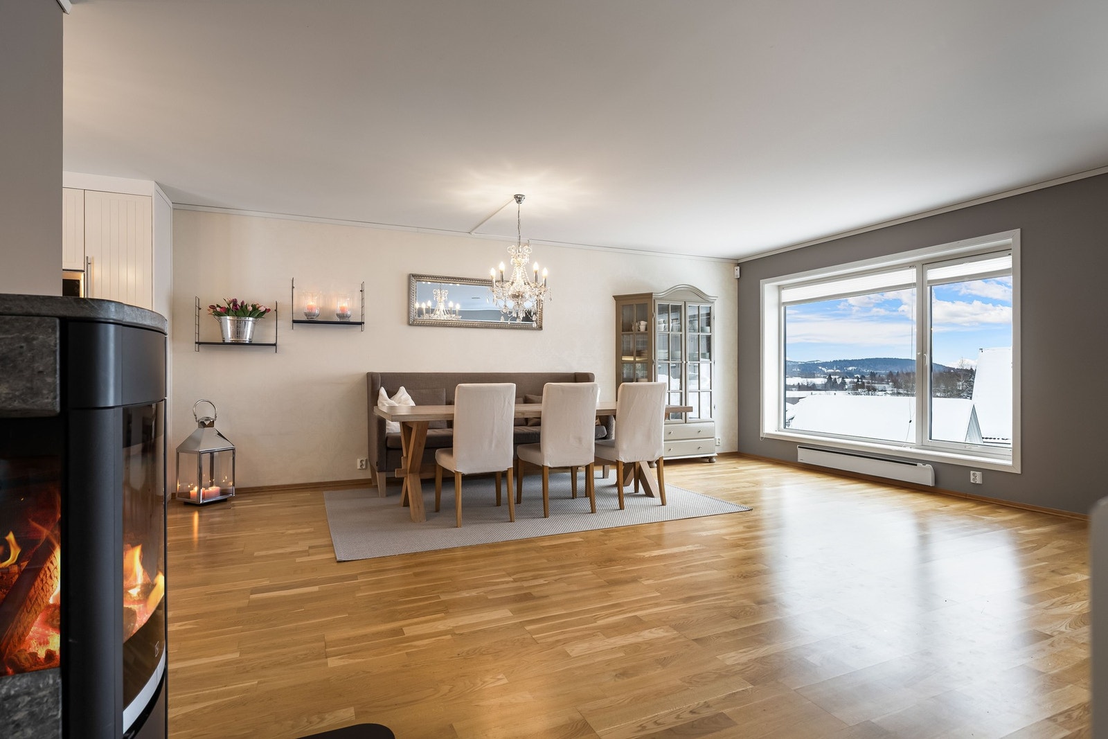 Sosial og åpen planløsning med god plass til stort spisebord Galleribilde