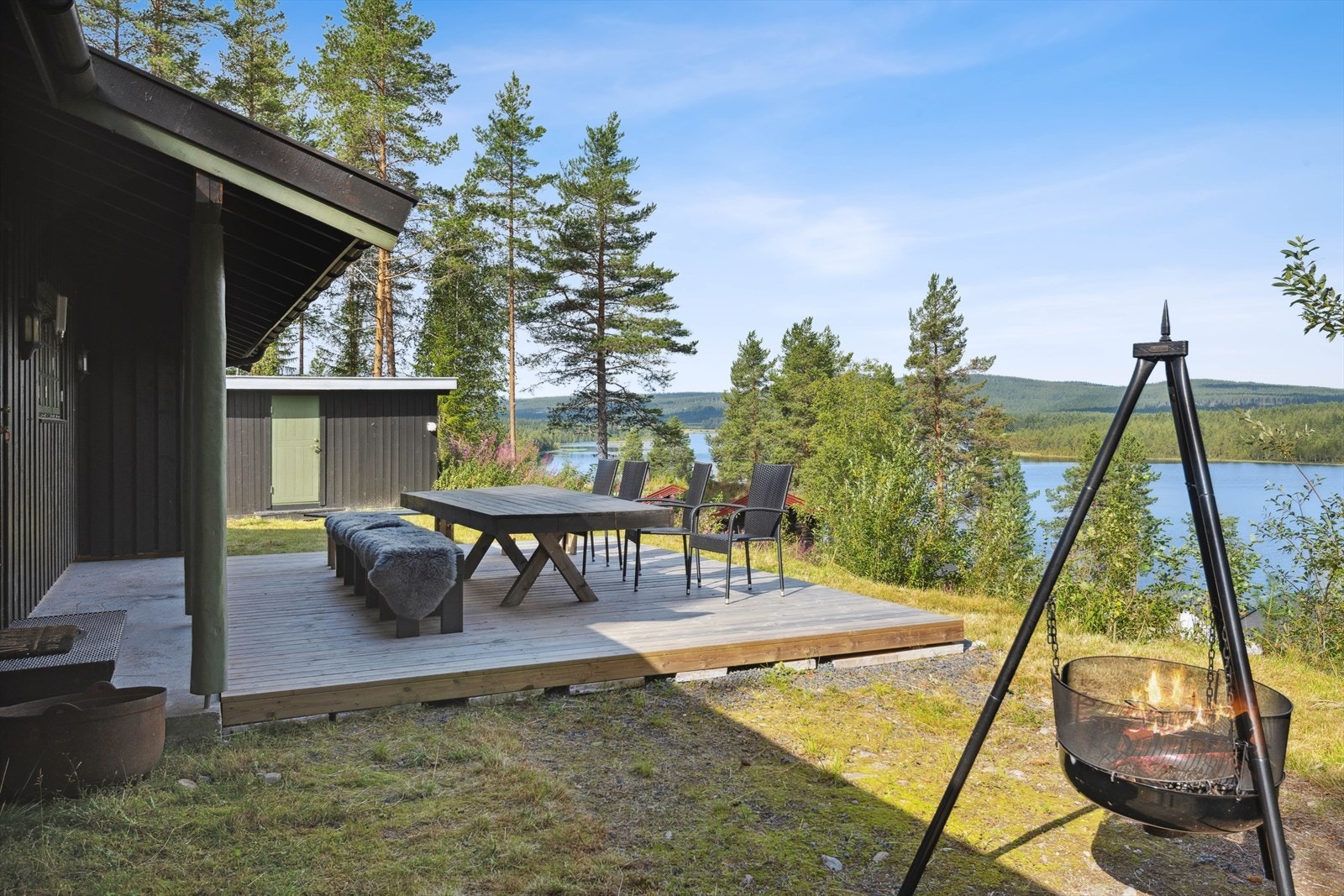 Uteområdene preges av gress og diverse beplantning. Galleribilde