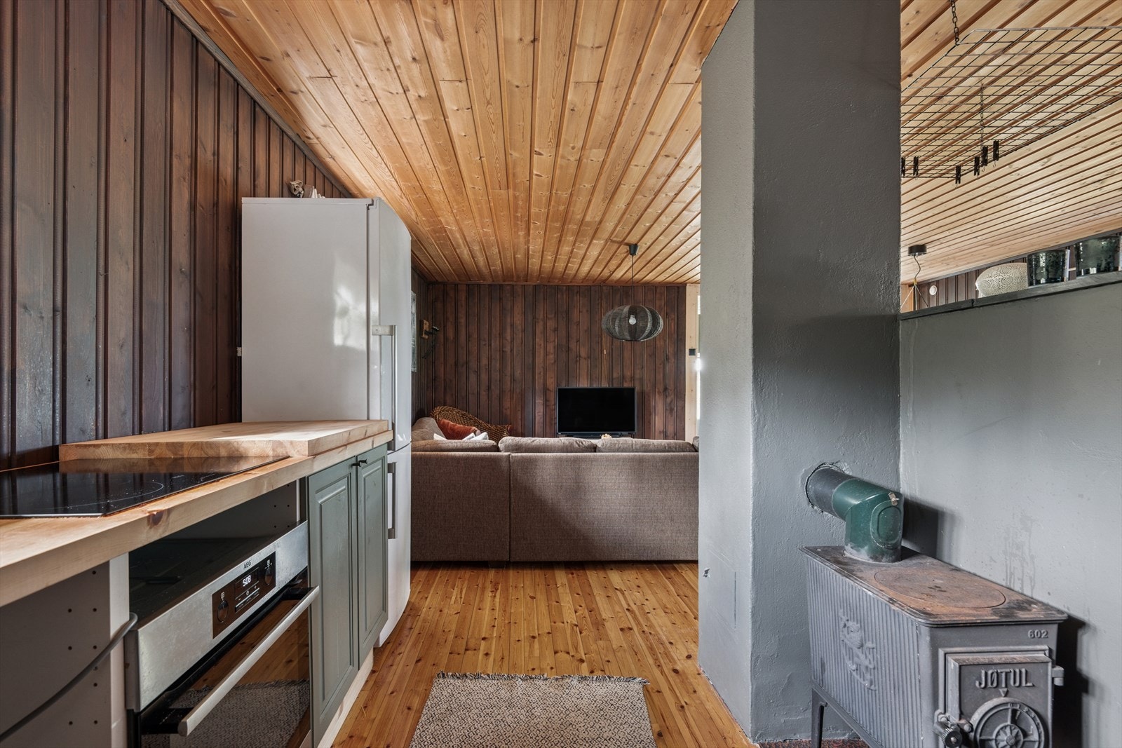 Kjøkkenet har integrert platetopp og komfyr, med plass til frittstående kjøle/fryseskap. Galleribilde