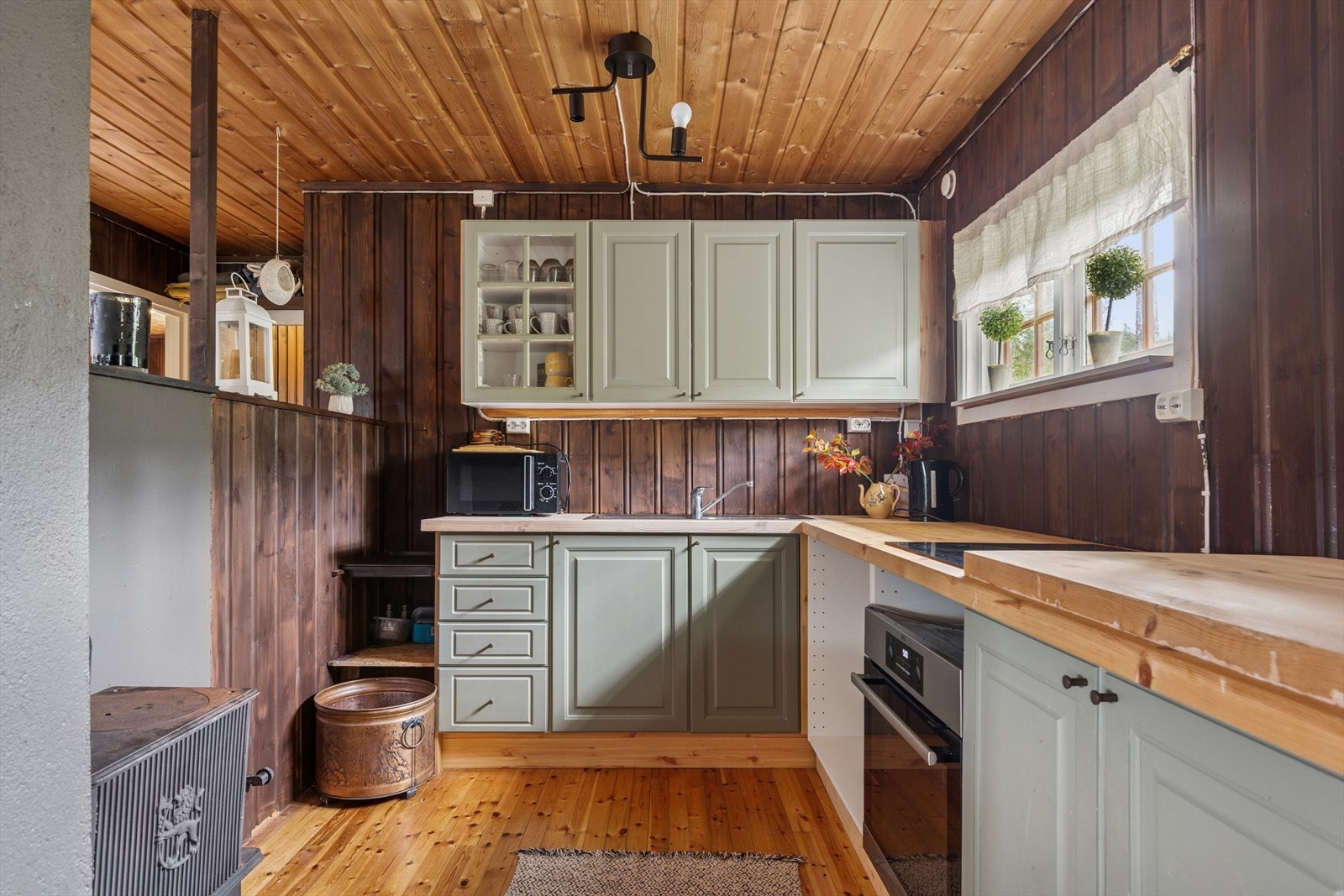 Praktisk og romslig kjøkken med laminerte skrog, profilerte fronter og heltre benkeplate. Galleribilde