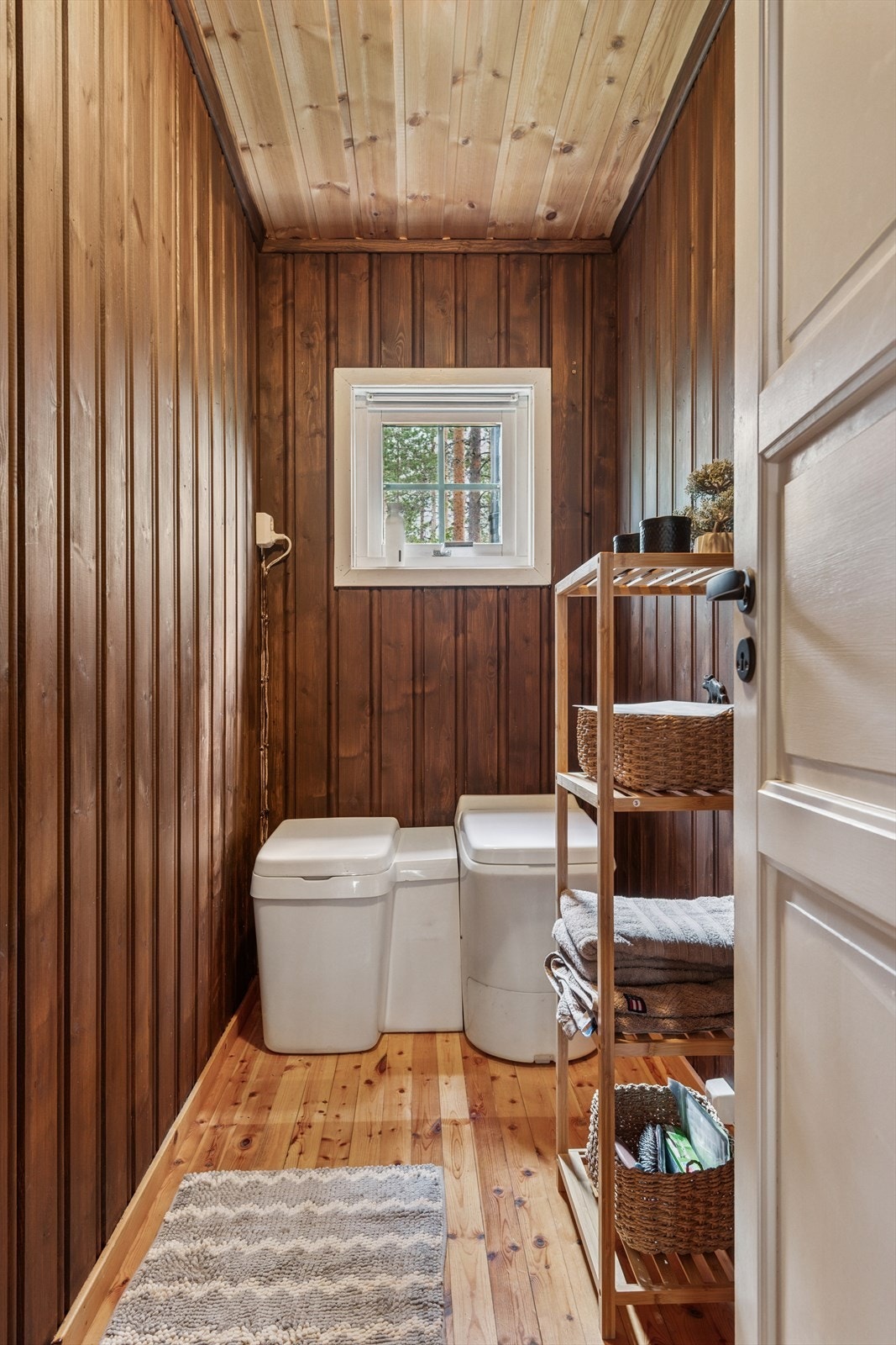 Hytta er utstyrt med et Cinderella forbrenningstoalett, en løsning som håndterer avfall ved høytemperaturforbrenning. Dette gir en hygienisk, luktfri og vannfri avfallshåndtering, og krever ingen tilkobling til avløpssystem. Galleribilde