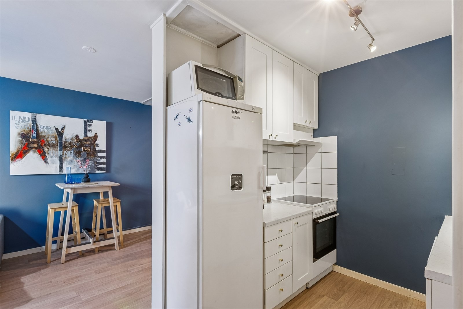 Kjøkkenet er av god størrelse, og byr på både skap- og benkeplass. Kjøleskap og komfyr medfølger handelen. Galleribilde