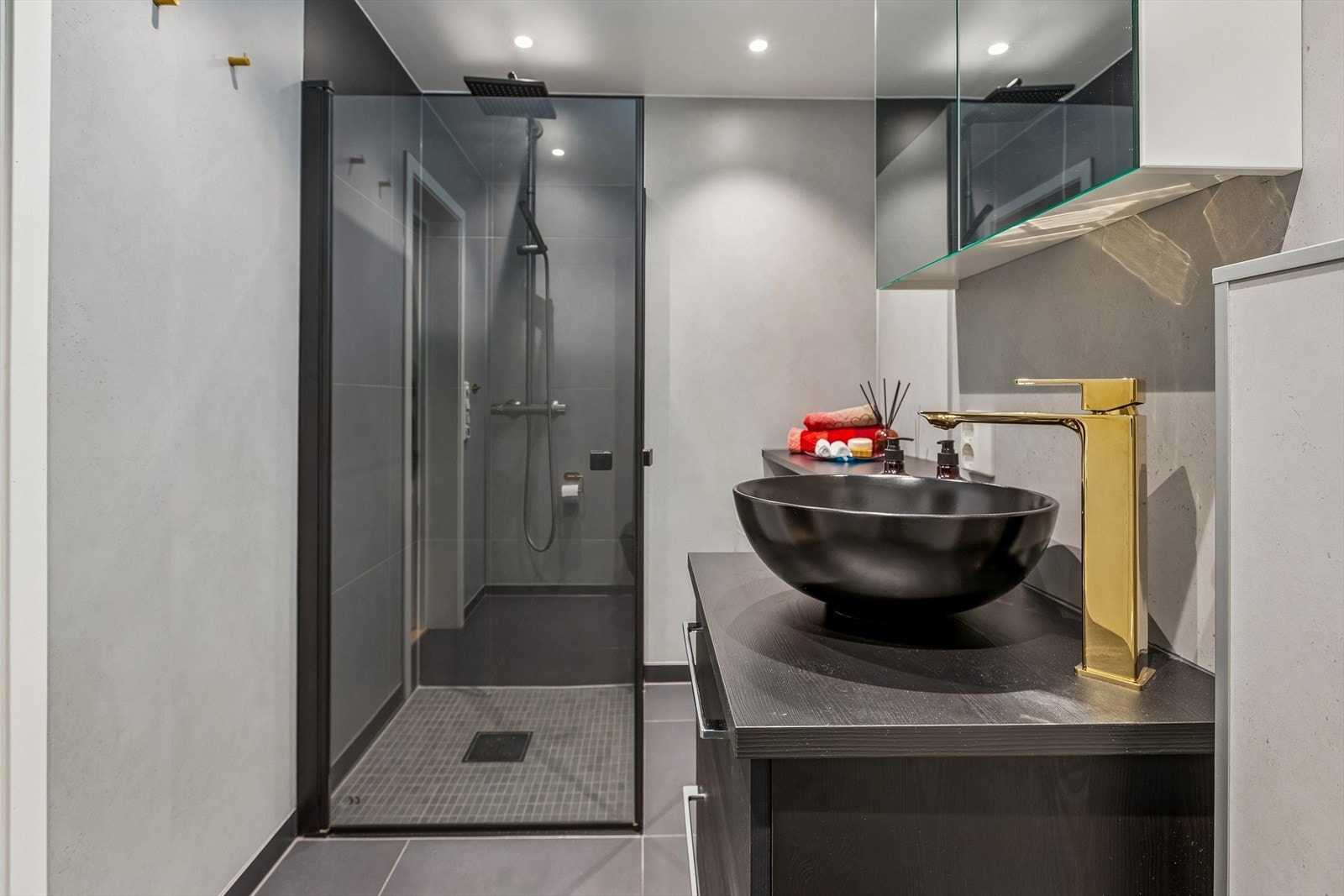 Badet ble totalrenovert i 2023 og og er vurdert til tilstandsgrad 0 av takstmann. Galleribilde