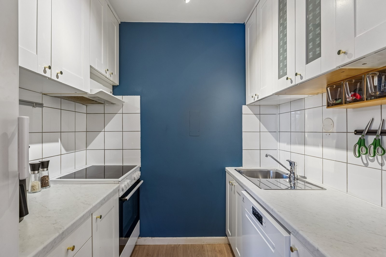 Felleskostnader utgjør kr. 5 908,- per måned. Felleskostnadene inkluderer blant annet betjening av andel fellesgjeld, kommunale avgifter, felles byggningsforsikring, TV, internett og diverse vedlikehold/drift iht. regnskap. Galleribilde