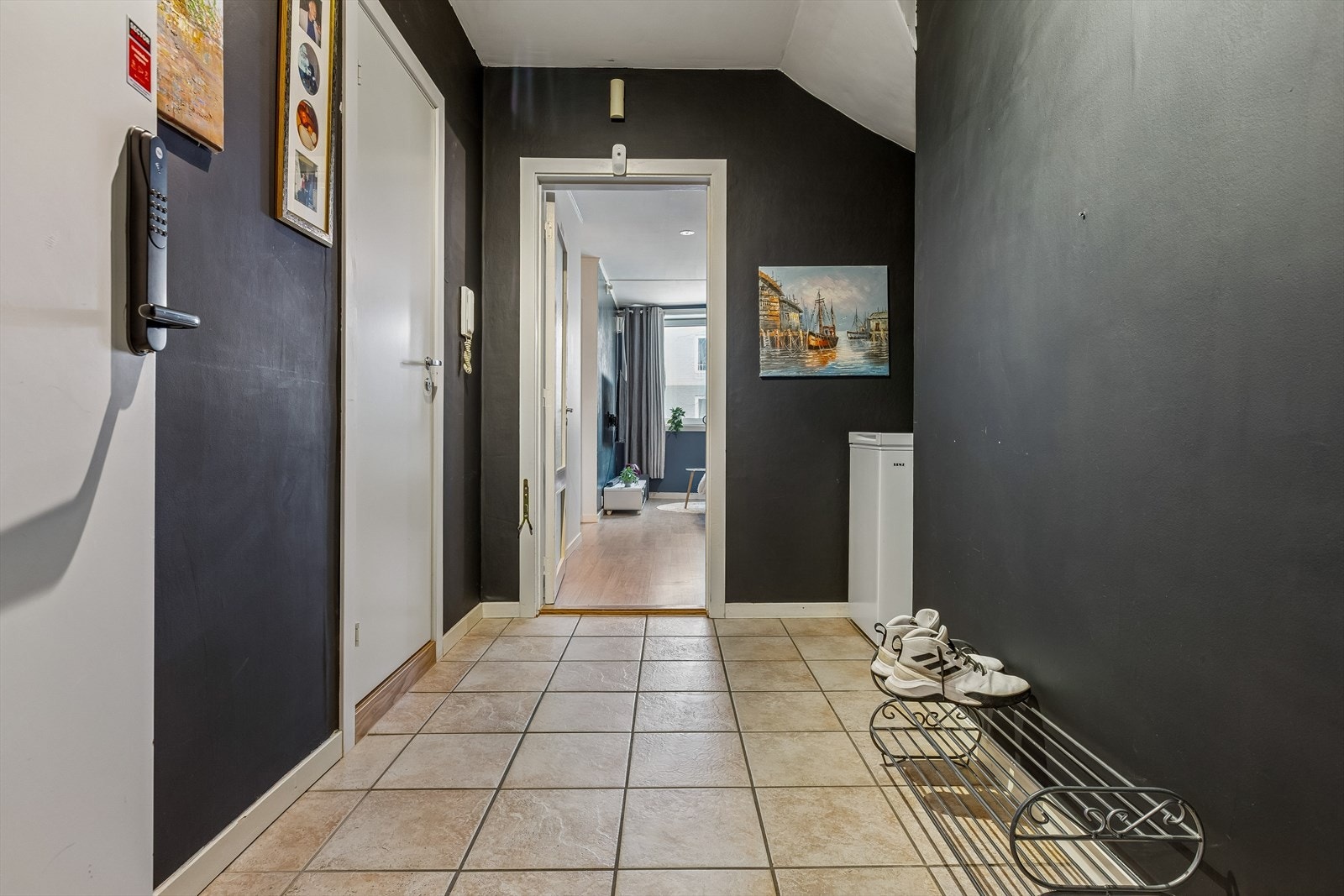 Borettslaget har 4 parkeringsplasser. Søknad om parkeringsplass sendes til styret og tildeles etter boansiennitet. Galleribilde