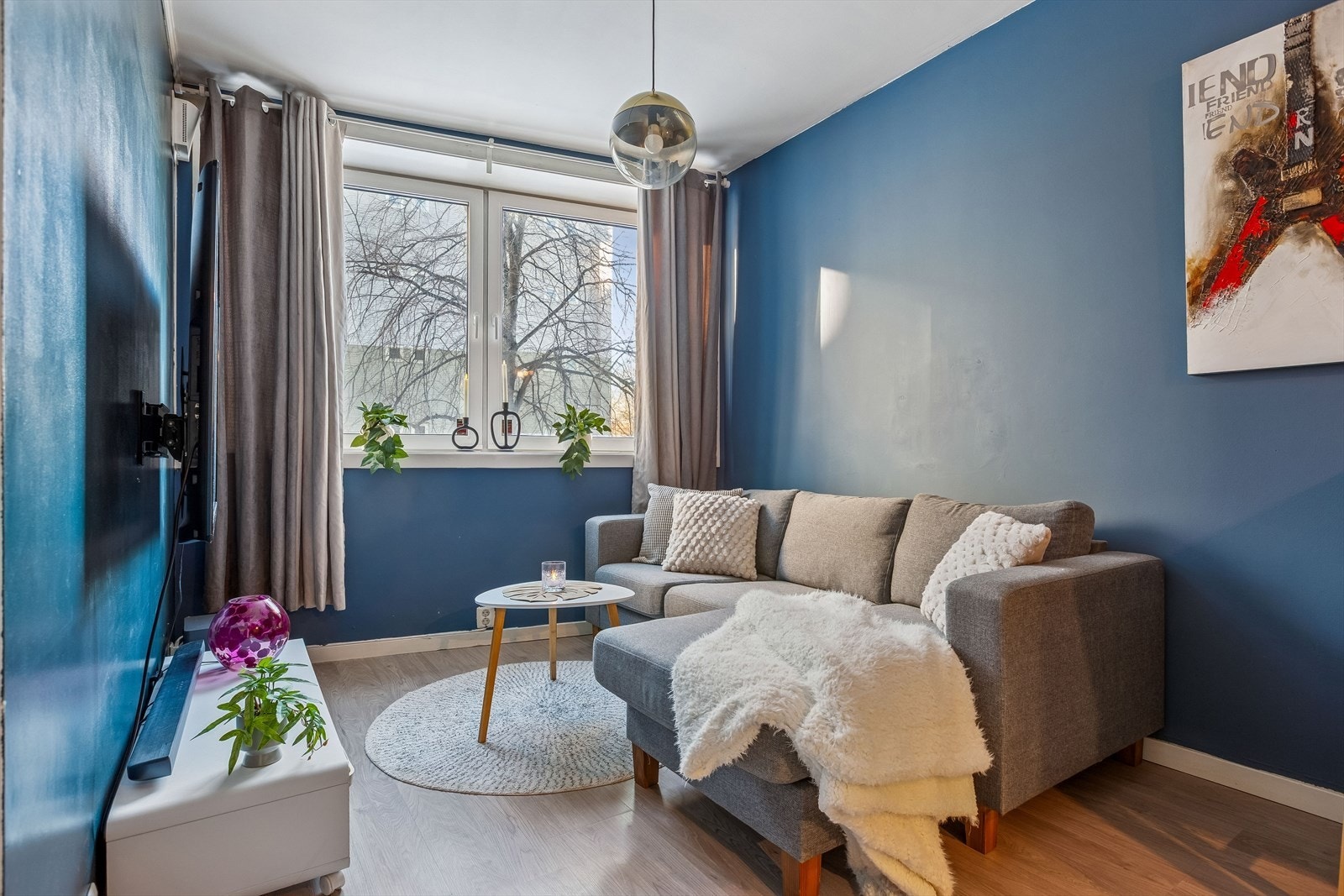 Leiligheten strekker seg over 41m², og byr på en god planløsning. Her får du både plass til sofakrok, spiseseksjon og hjemmekontor. Galleribilde