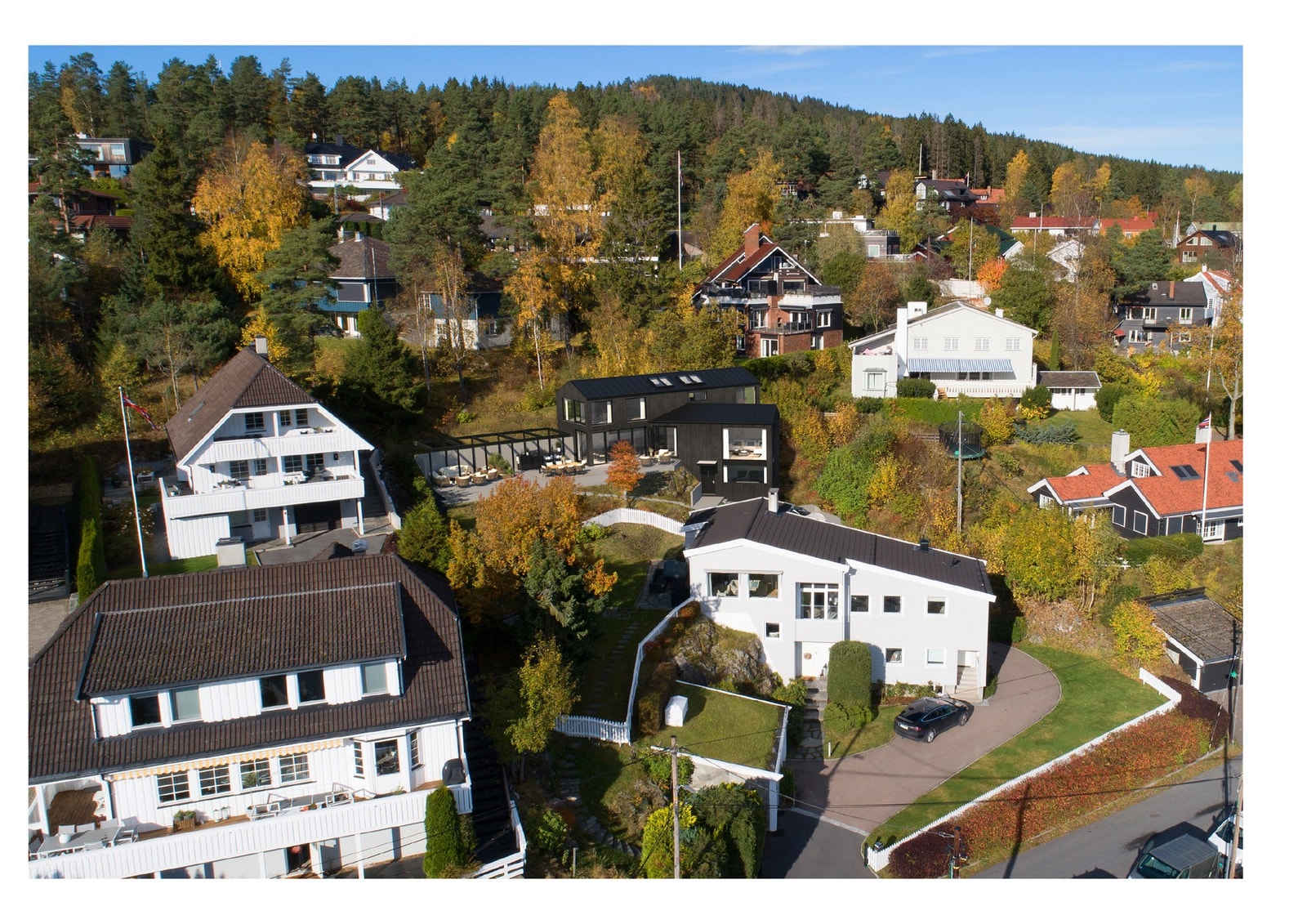 Det er gitt rammetillatelse til oppføring av en ny enebolig på 115 m2 BYA over to etasjer, i tillegg til garasje i kjeller. Galleribilde