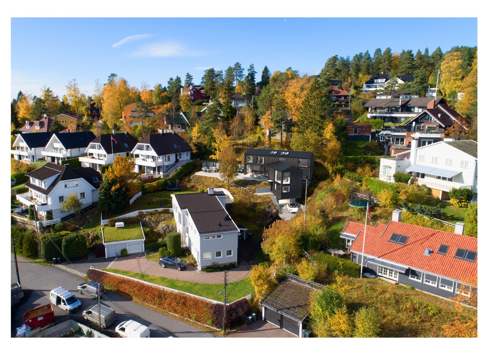 Det er godkjent ny adkomst til eiendommen. Se utomhusplan Galleribilde