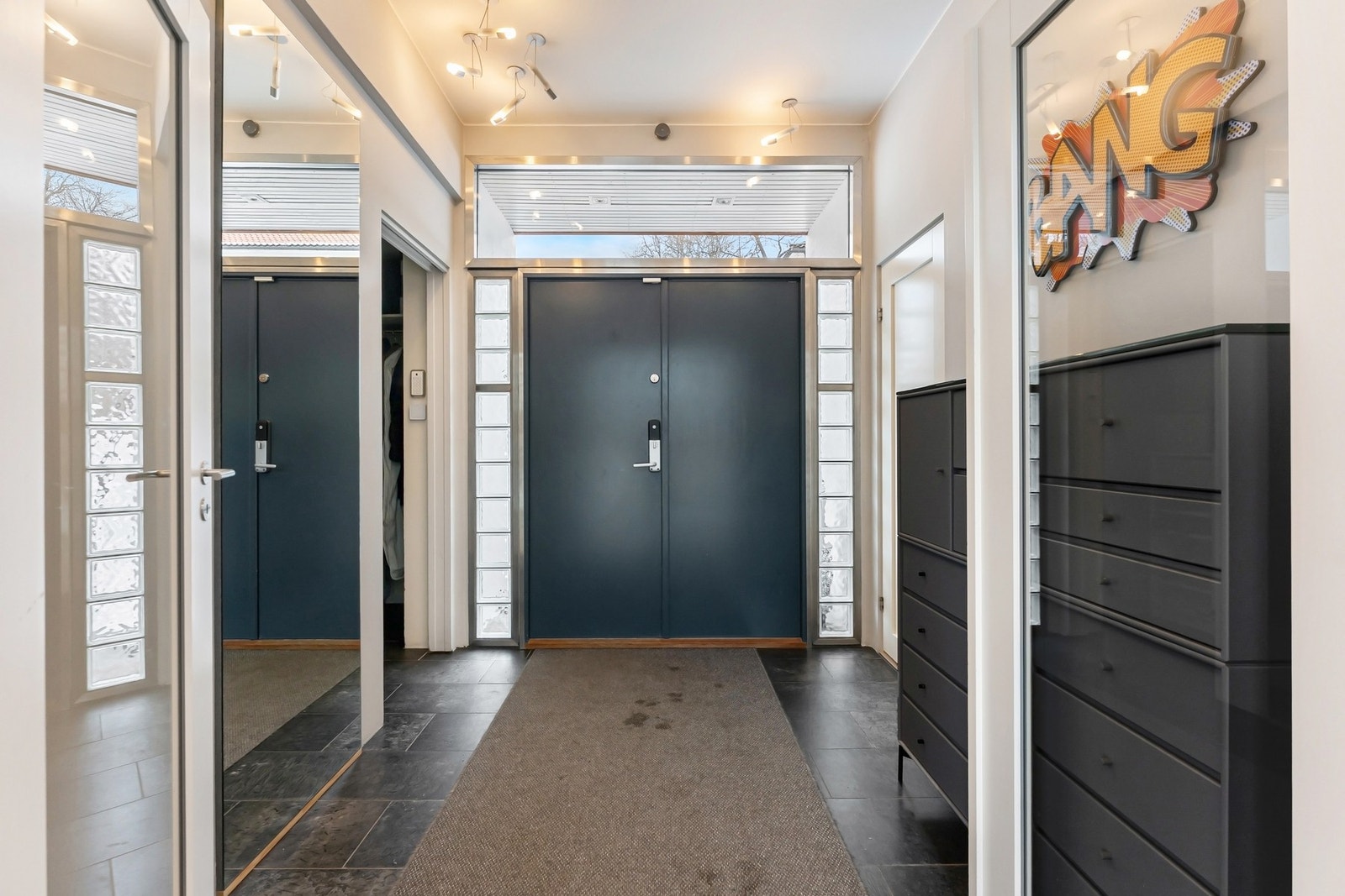 Hyggelig, flislagt gang med varme i gulv. Garderoberom og separat wc i tilknytning til gangen. Galleribilde