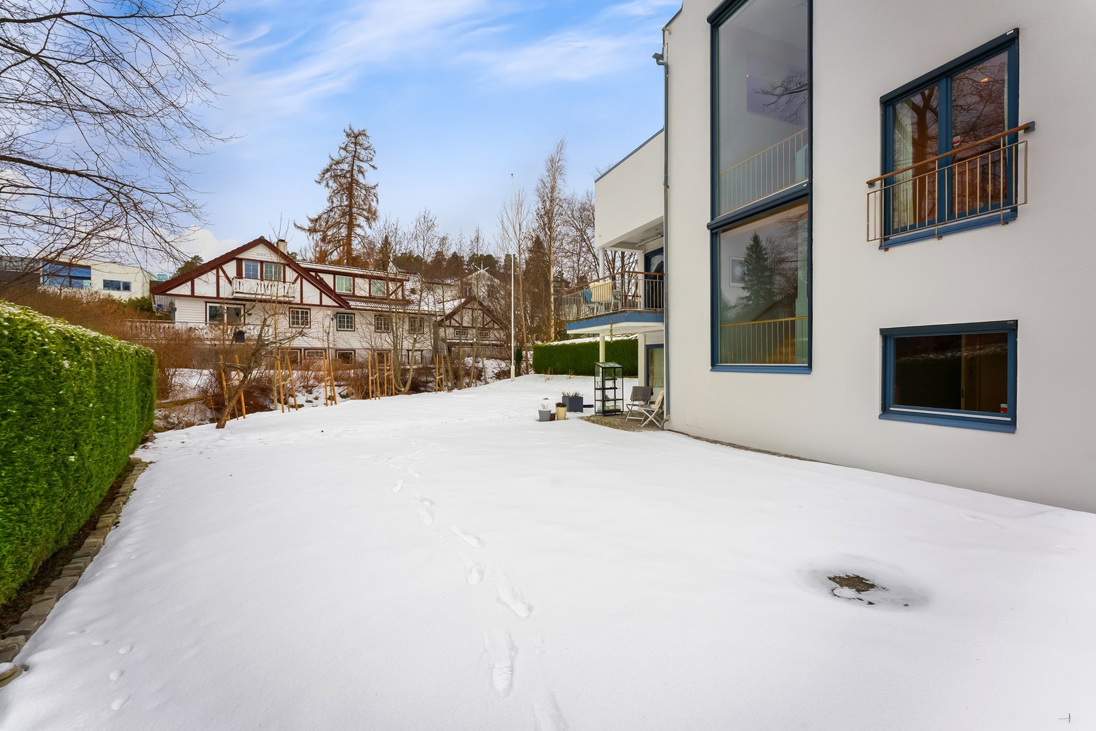 Stille & tilbaketrukket i grønne omgivelser. Galleribilde