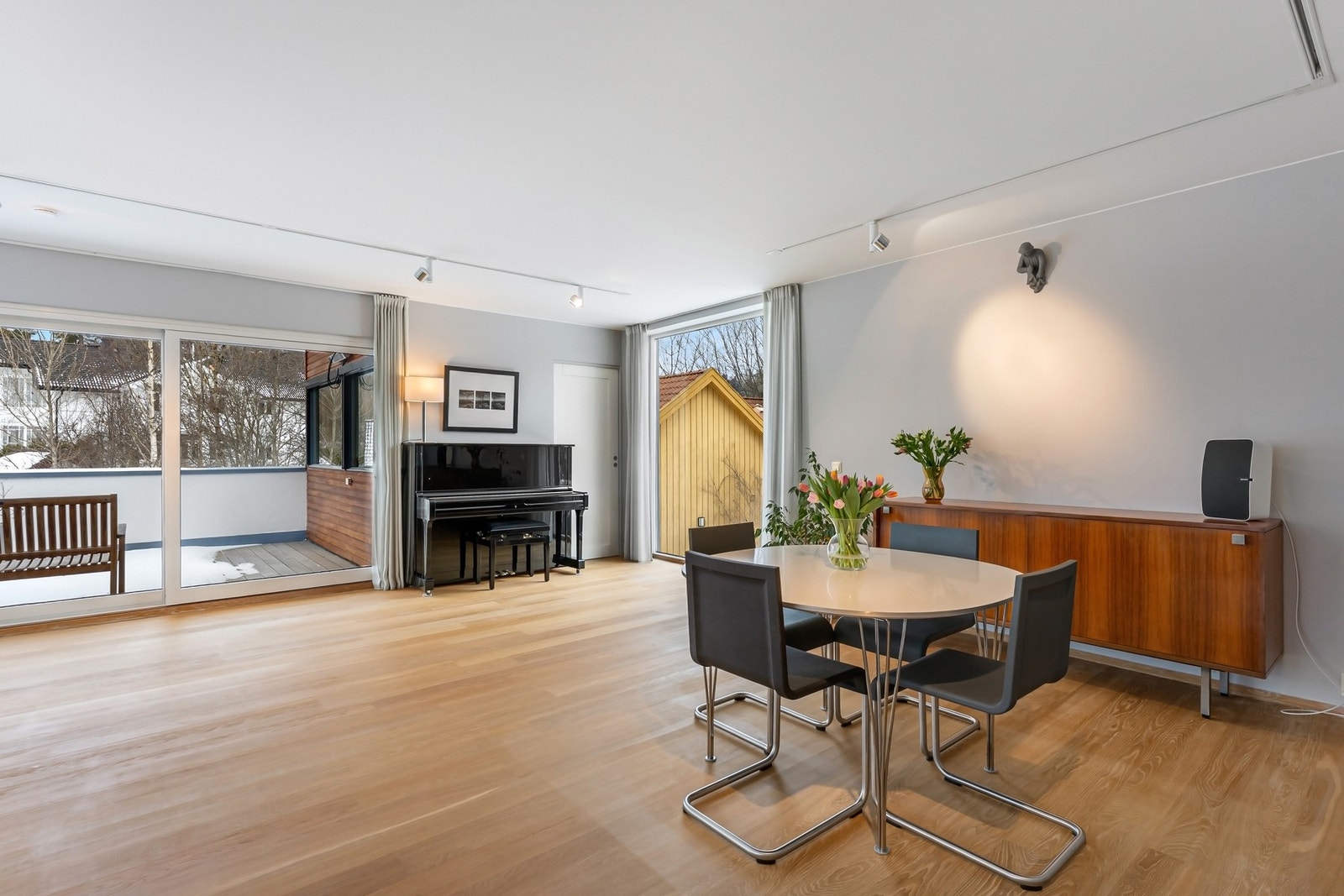 Store skyvedører gir en sømløs overgang mellom ute og inne. Galleribilde