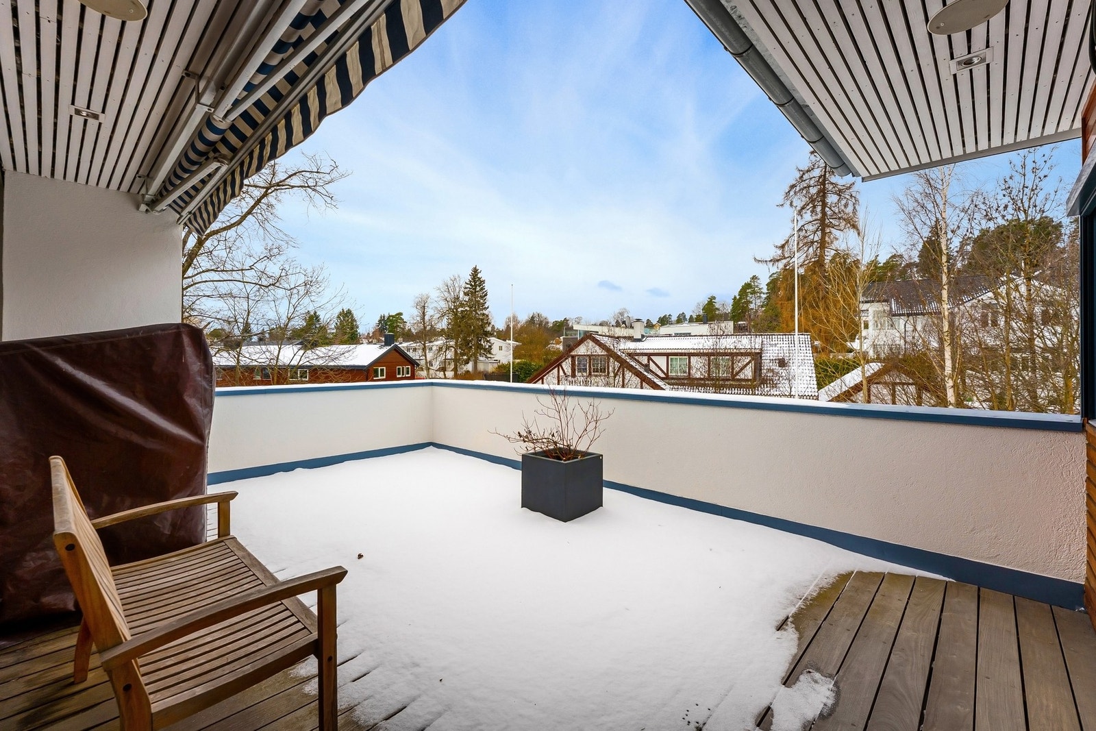 Solrik takterrasse. Det er integrerte høytalere. Galleribilde