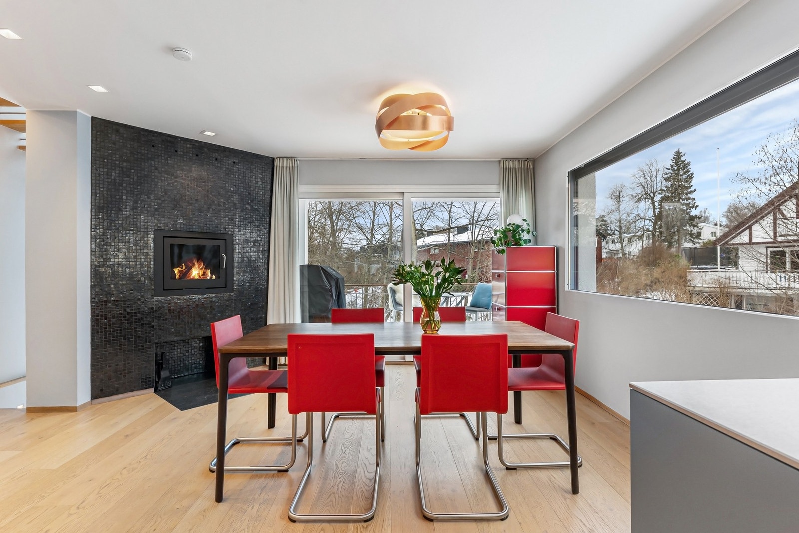 Lukket peis innrammet i lekre fliser. Galleribilde