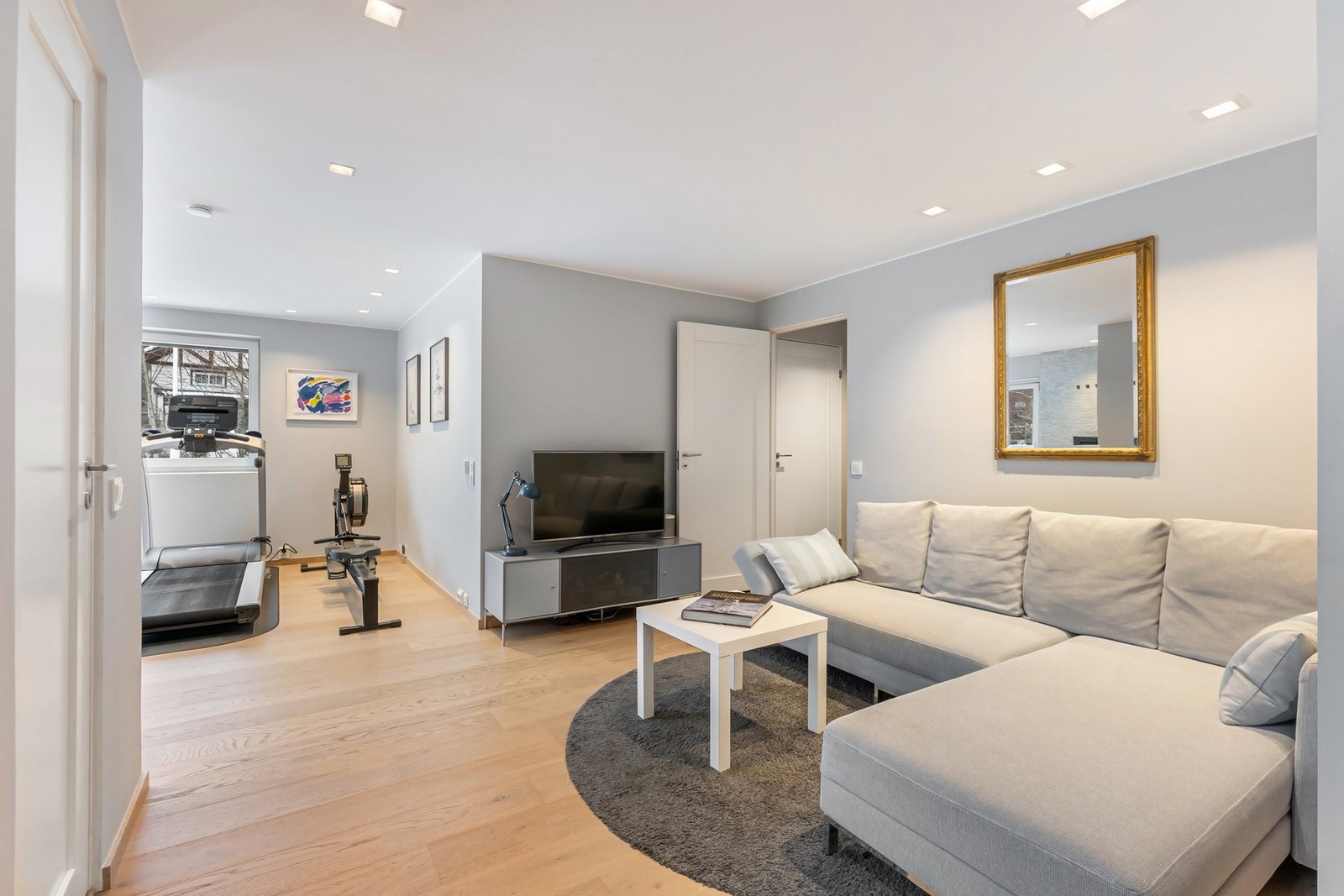 Gulvet er belagt med enstavs eikeparkett. Galleribilde