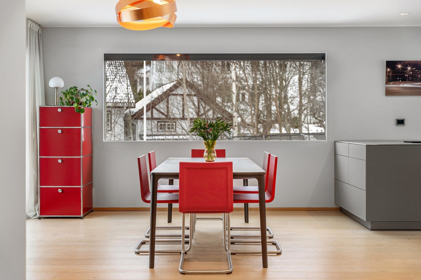 Spisestuen tilknyttet kjøkkenet. Galleribilde