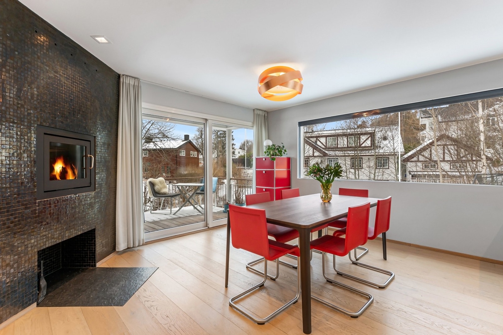 Lys og luftig spisestue med plass til stort spisebord. Galleribilde