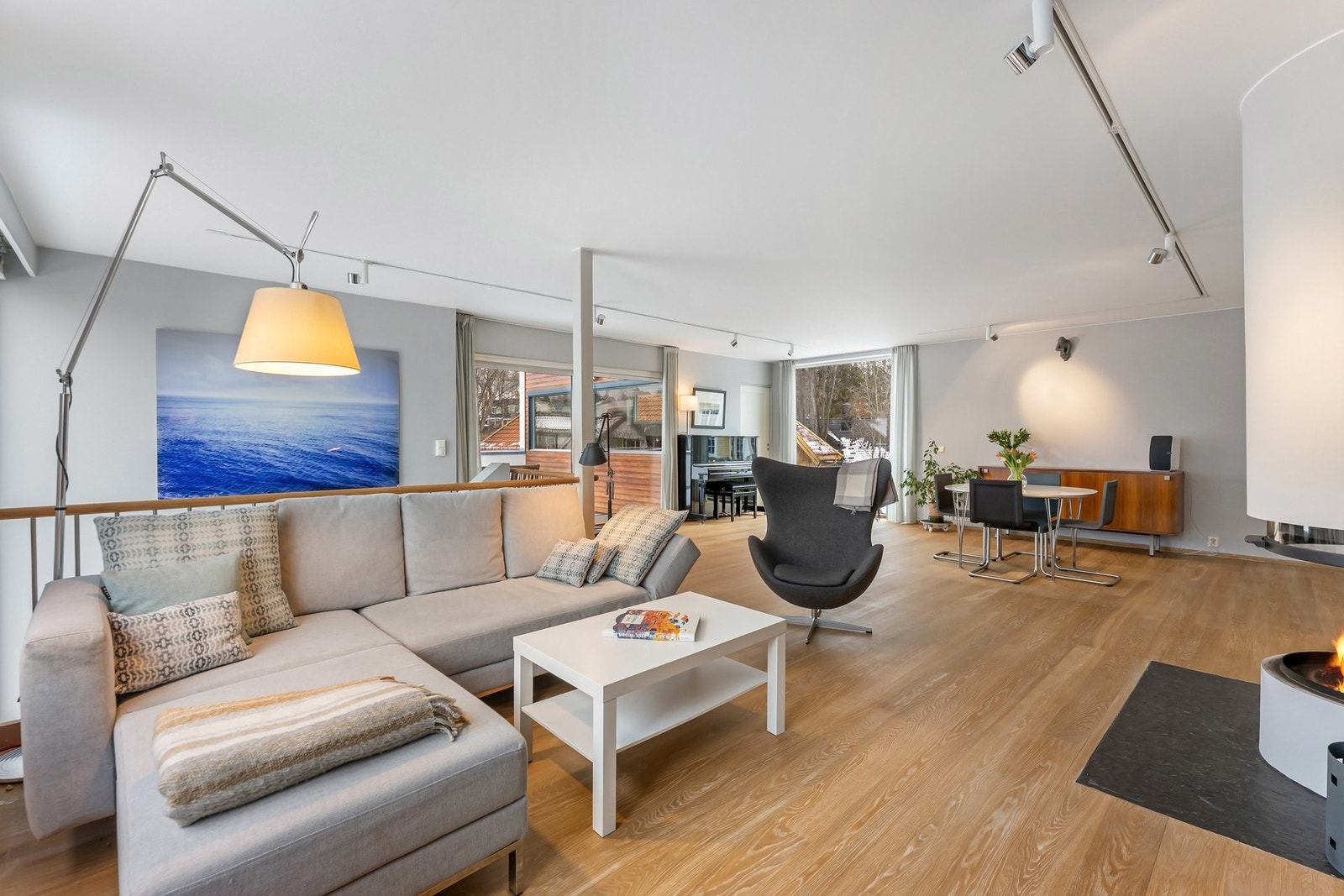 Stuen er naturlig delt opp i flere soner. Galleribilde