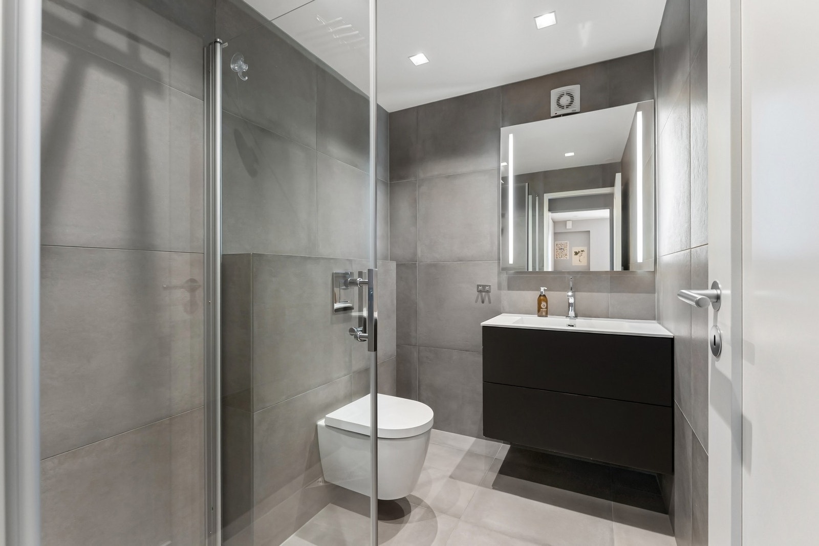 Boligen har tre bad og et separat wc. Galleribilde