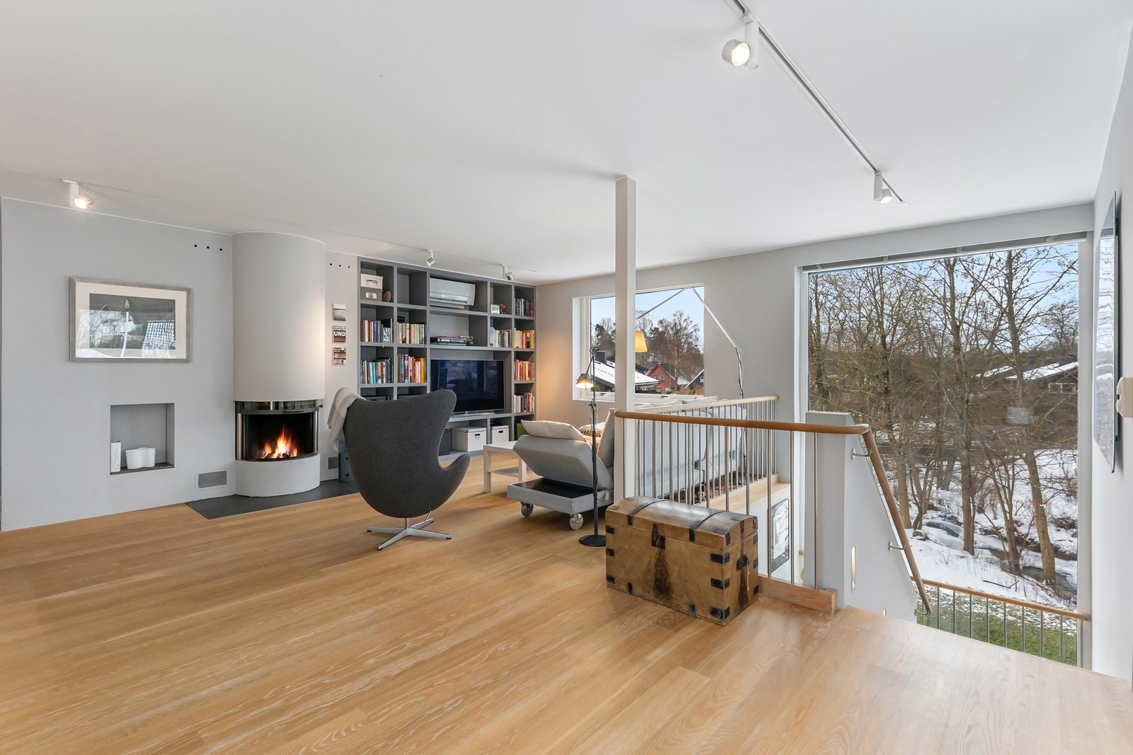 Store vindusflater gir rikelig med naturlig lys inn i boligen. Galleribilde